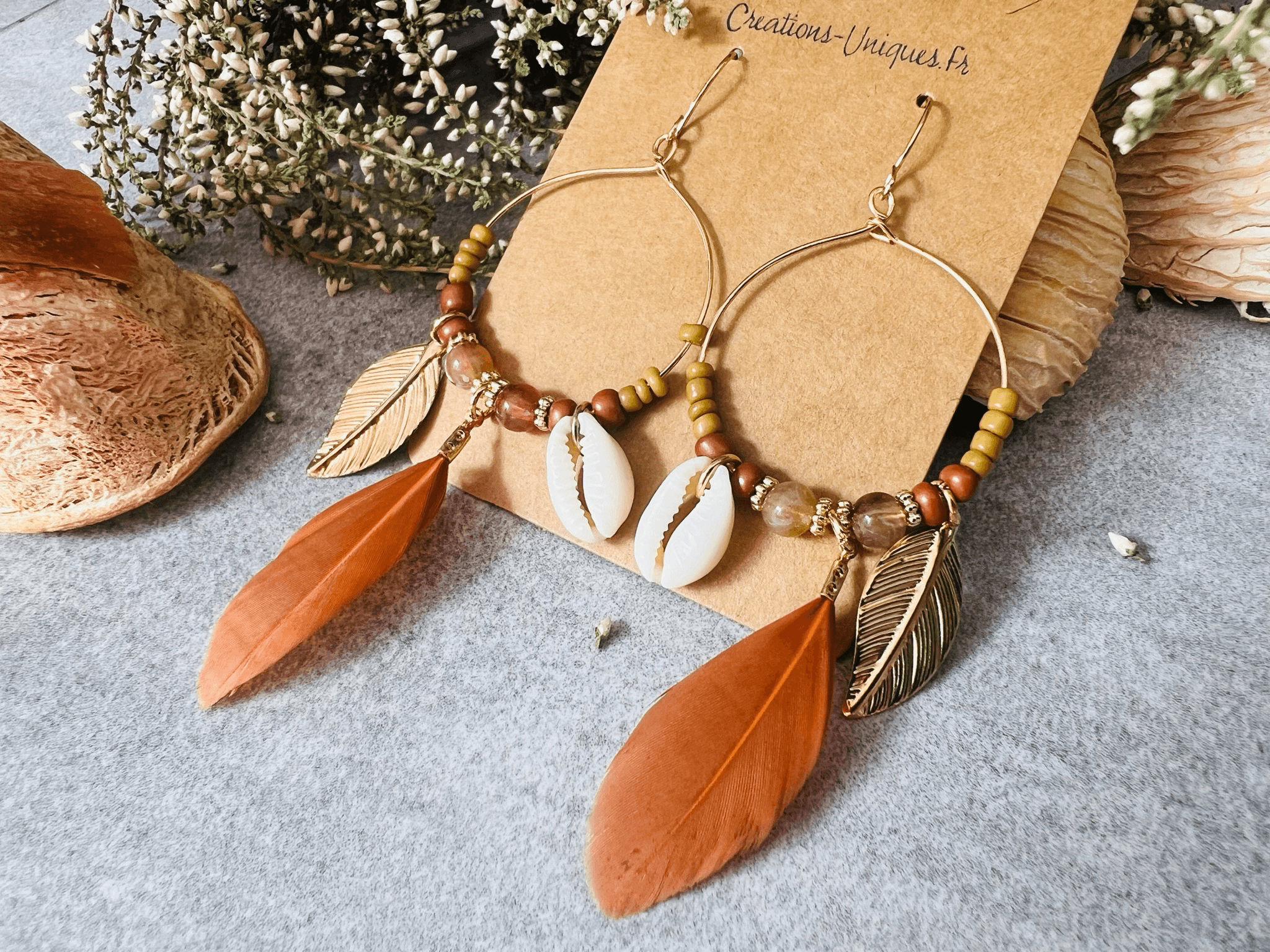 Boucles d’oreilles DAKOTA coquillages grain de café, perles et plumes marrons - Créations Uniques - Créations Uniques