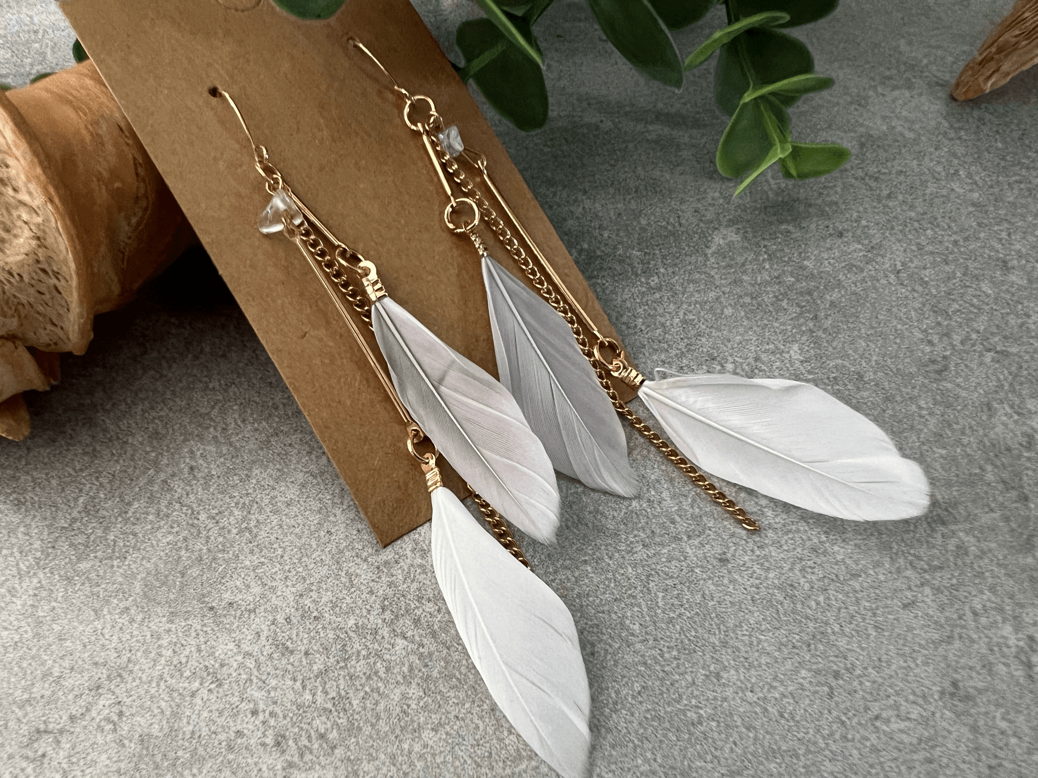 Boucles d’oreilles ANAÏS longues plumes blanches et grises - Créations Uniques - Créations Uniques