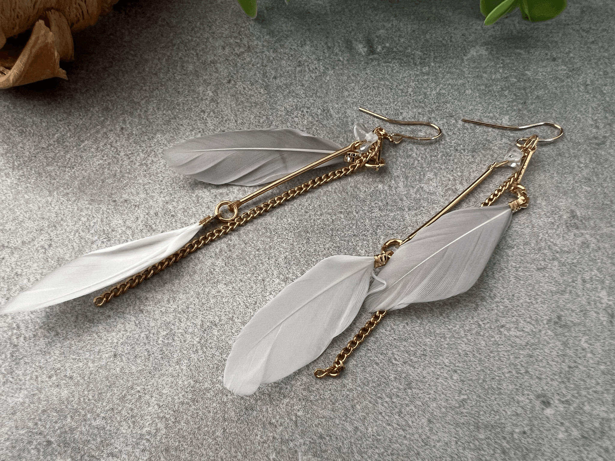 Boucles d’oreilles ANAÏS longues plumes blanches et grises - Créations Uniques - Créations Uniques