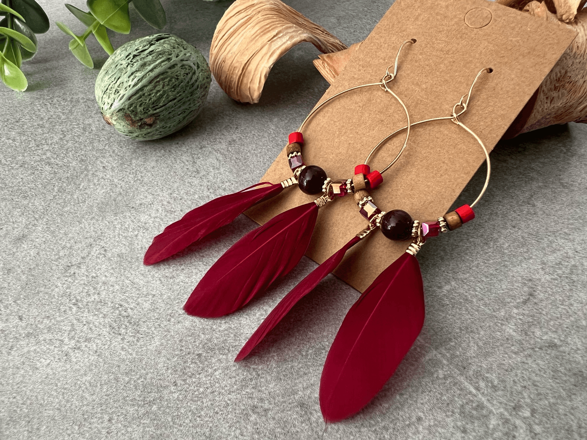 Boucles d’oreilles CAILEE perles et plumes bordeaux - Créations Uniques - Créations Uniques