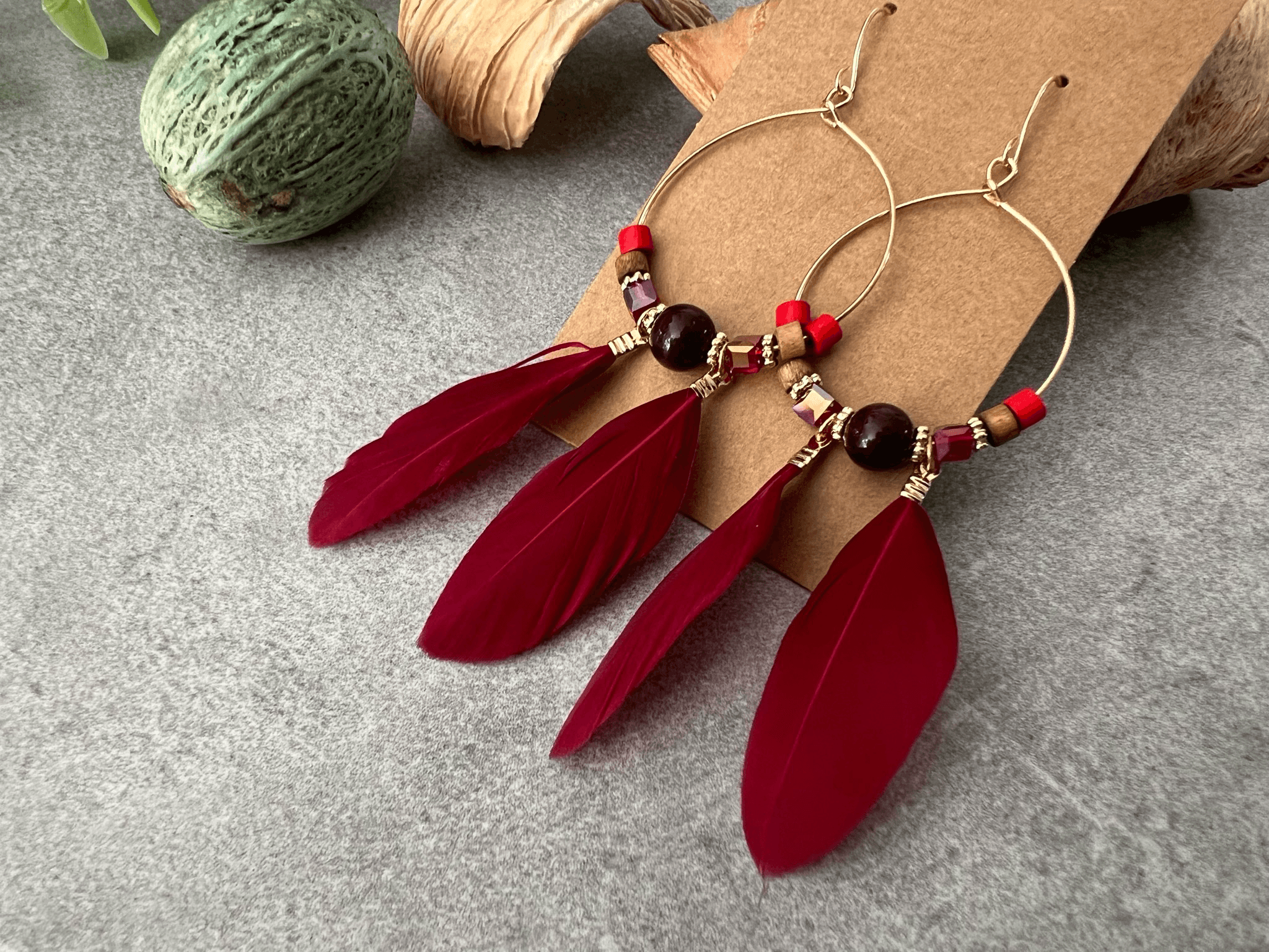 Boucles d’oreilles CAILEE perles et plumes bordeaux - Créations Uniques - Créations Uniques