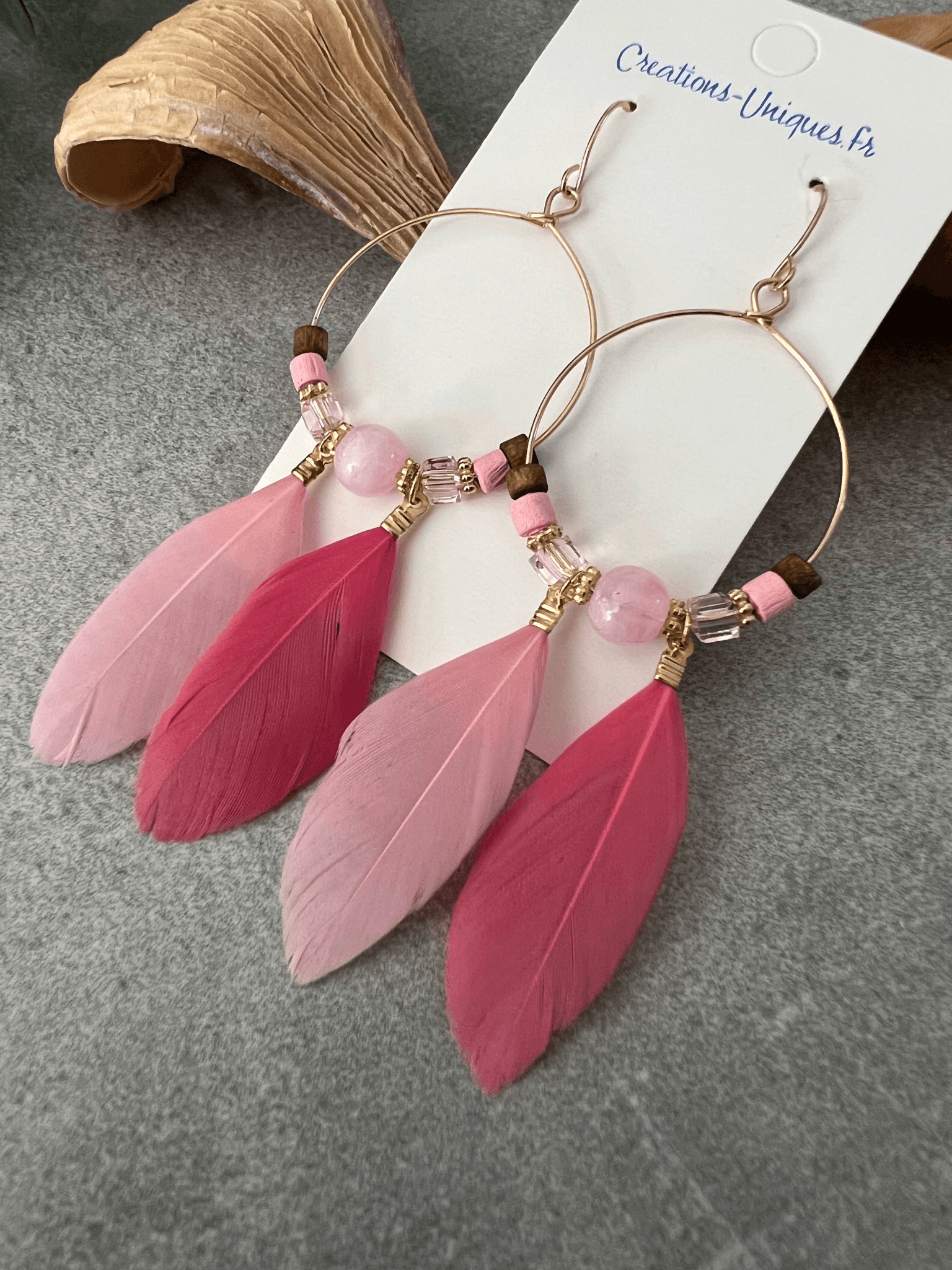 Boucles d’oreilles CAILEE perles et plumes nuances de rose - Créations Uniques - Créations Uniques