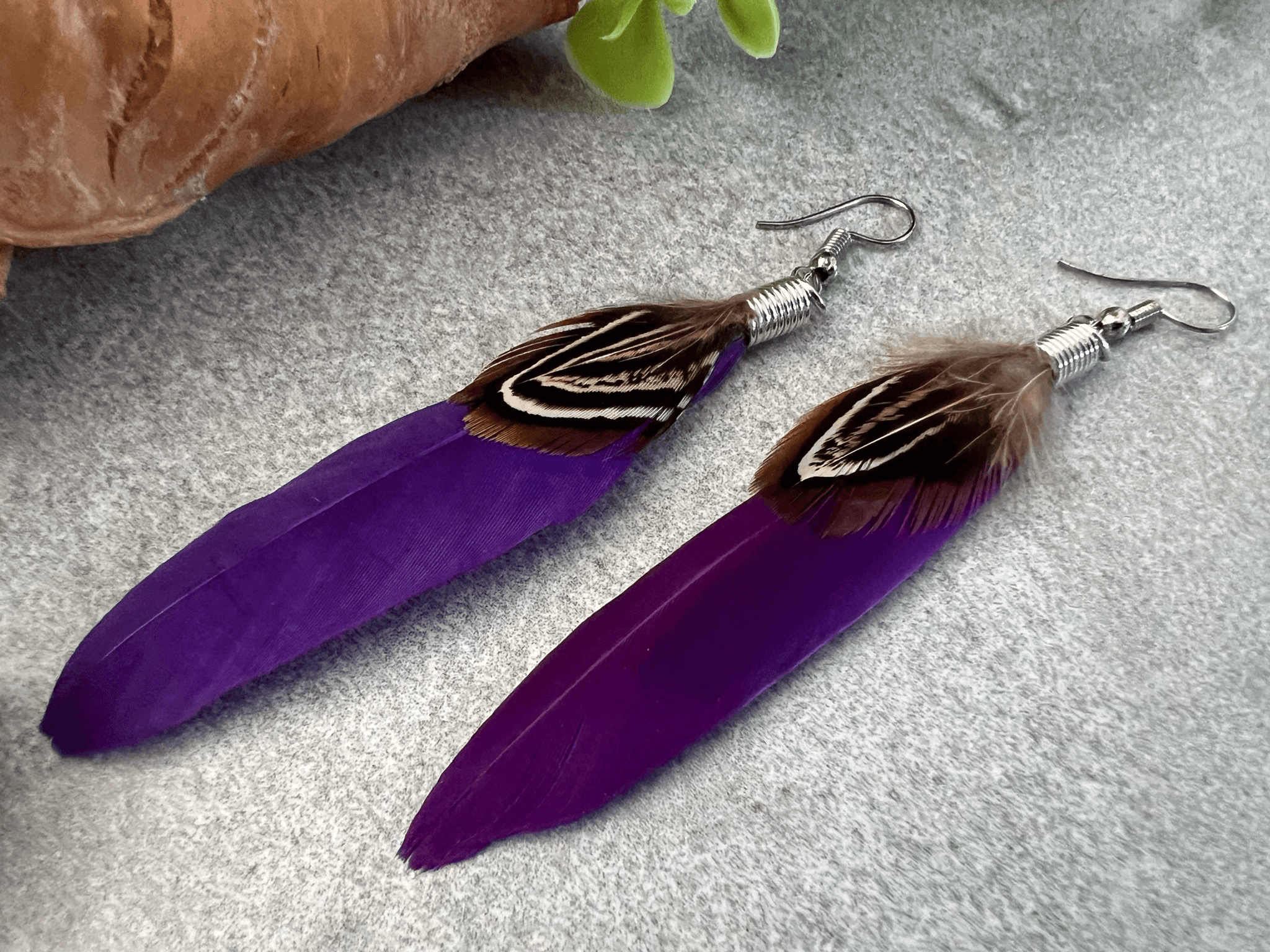 Boucles d’oreilles SONIA longues plumes violettes - Créations Uniques