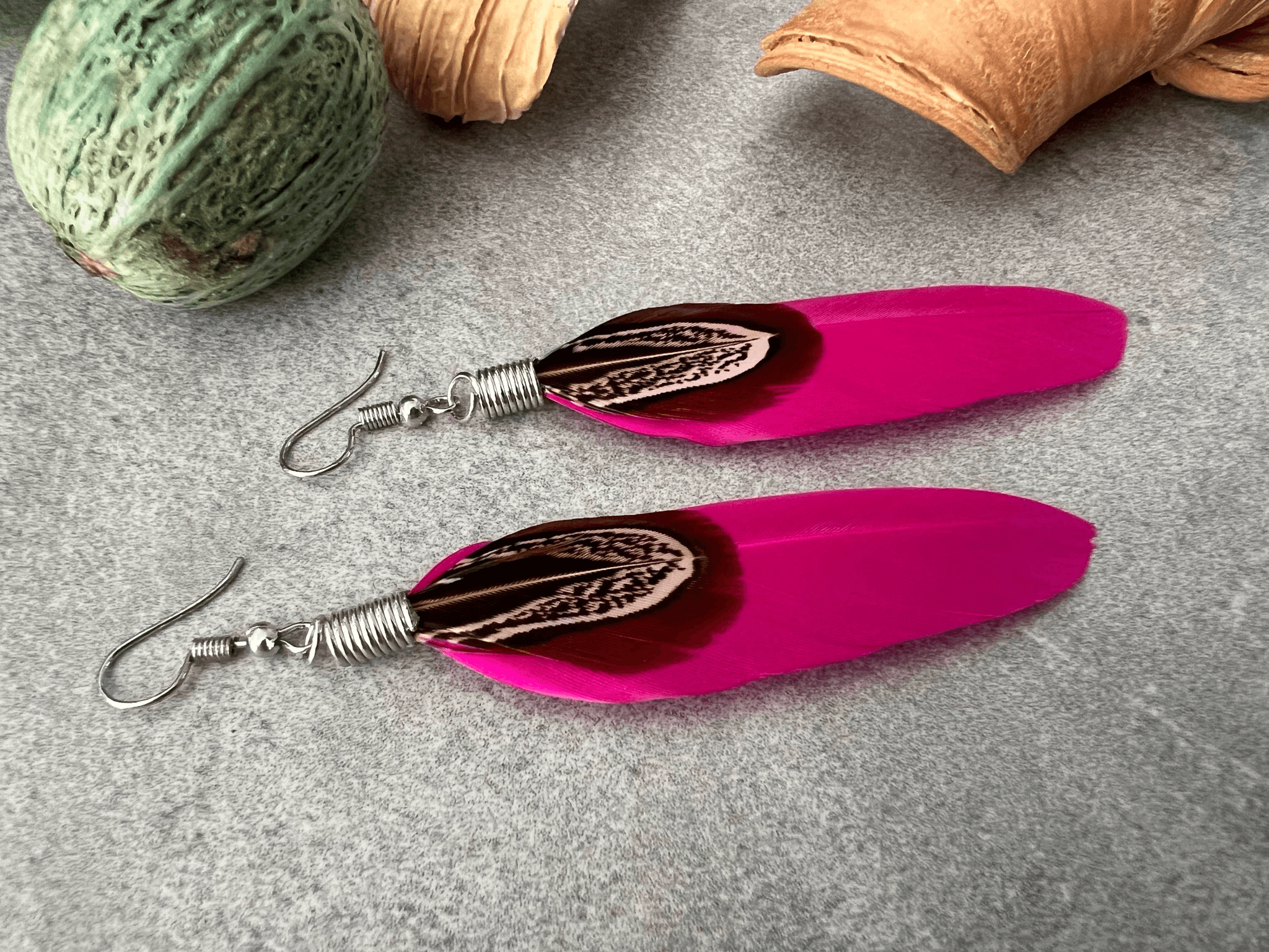 Boucles d’oreilles SONIA longues plumes rose Fushia - Créations Uniques