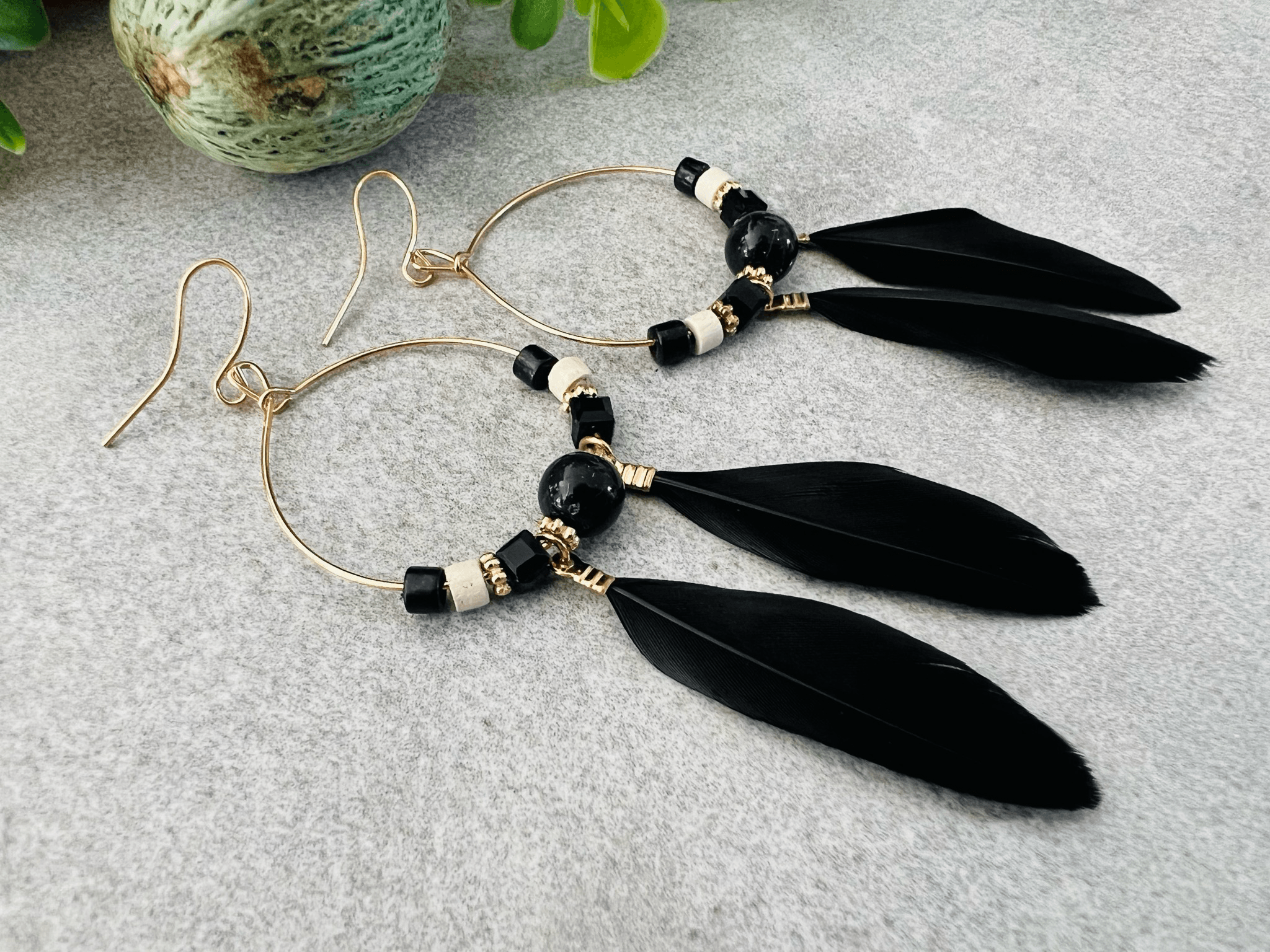 Boucles d’oreilles CAILEE perles et plumes noires - Créations Uniques - Créations Uniques