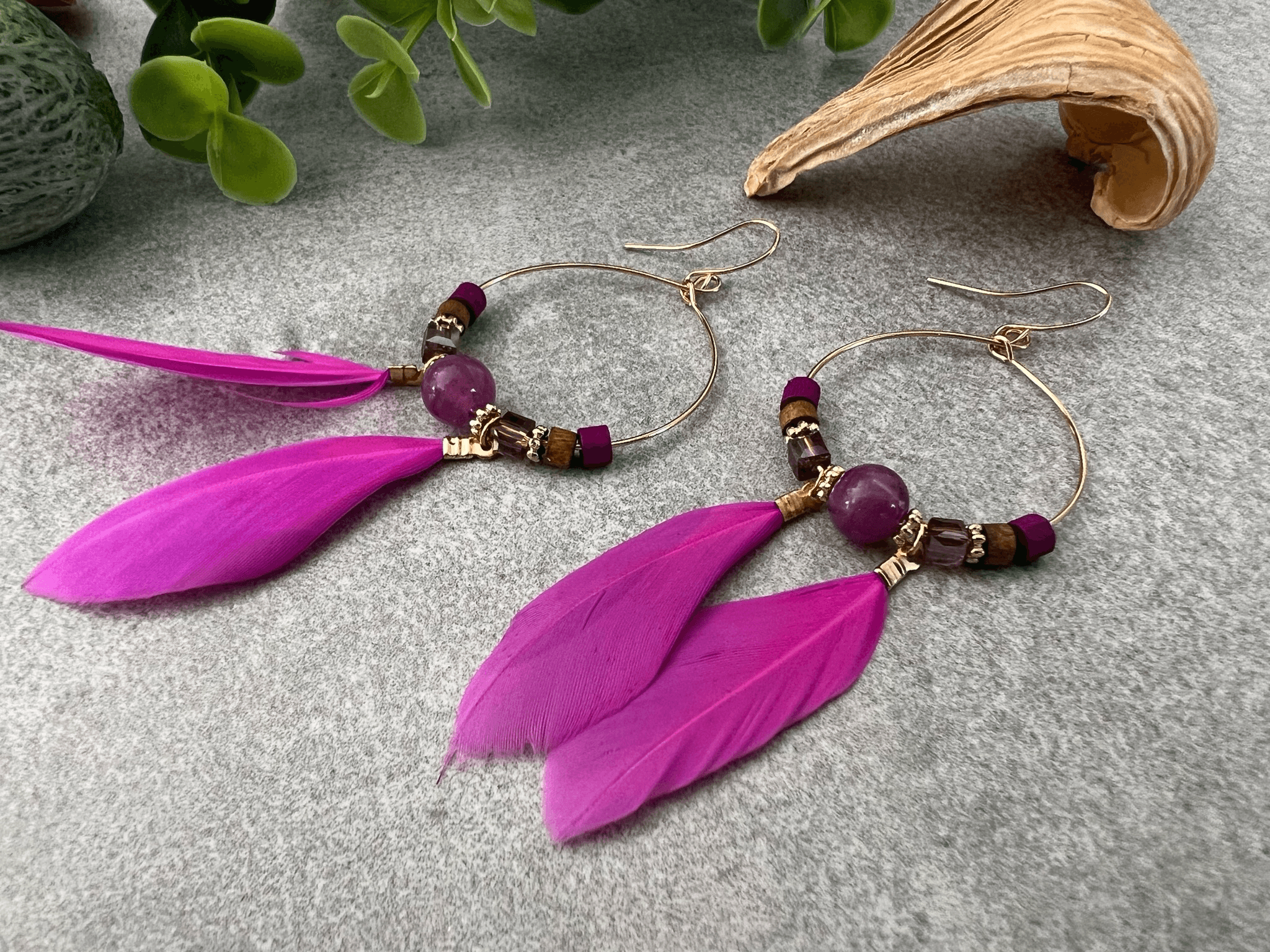 Boucles d’oreilles CAILEE perles prune et plumes roses - Créations Uniques - Créations Uniques