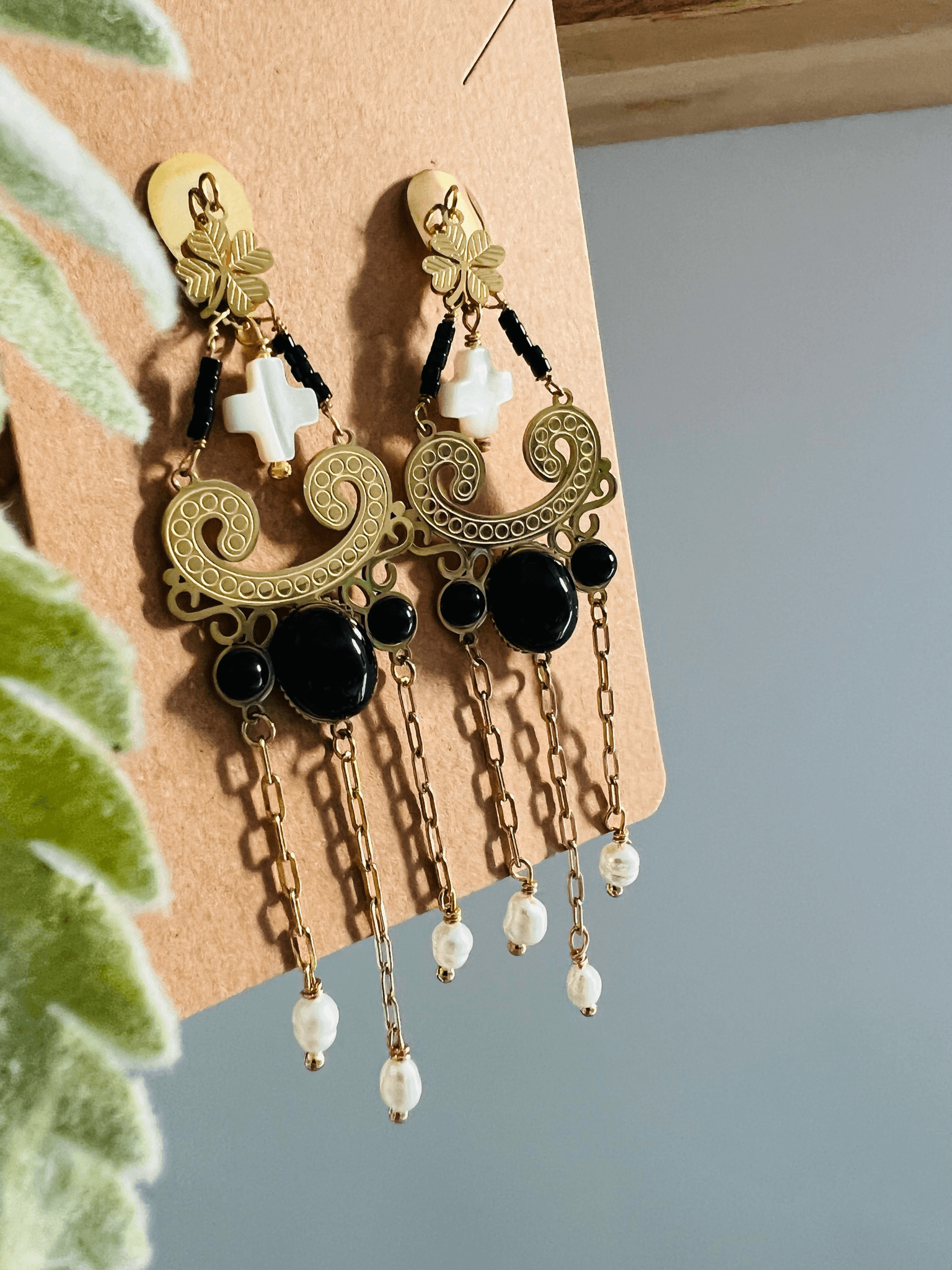 Boucles d’oreilles FELISE chainettes et mini croix blanc nacré - Créations Uniques