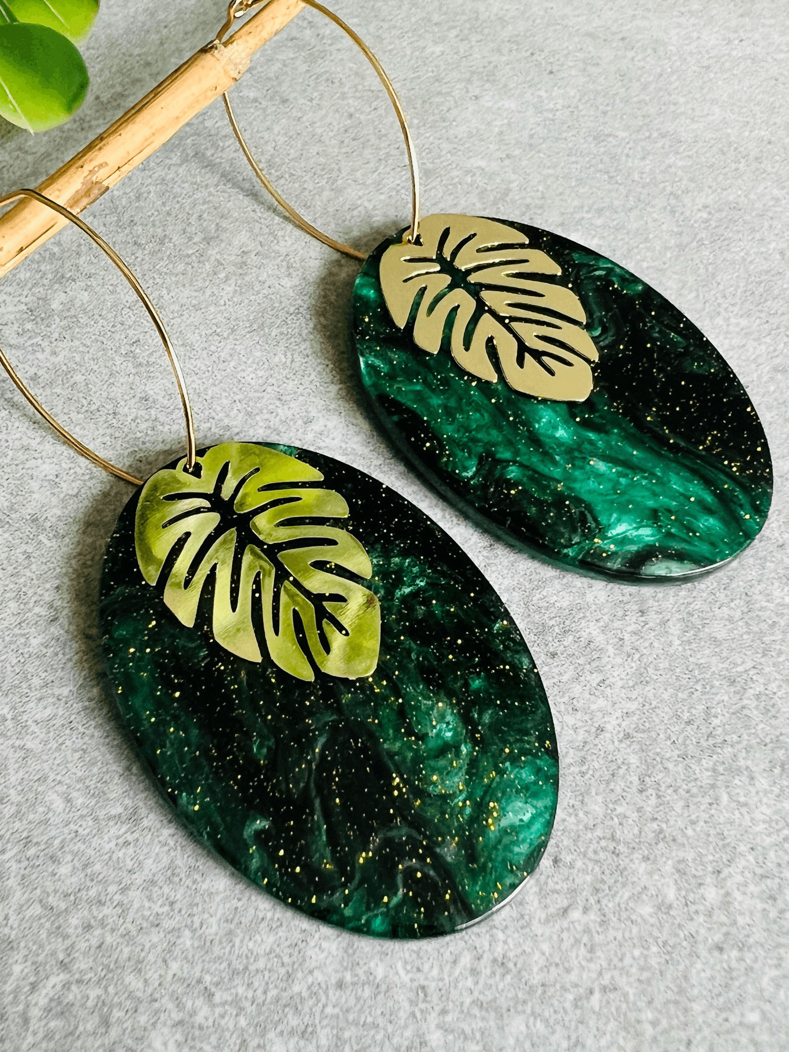 Boucles d’oreilles GIULIA résine ovale vert pailleté - Créations Uniques - Créations Uniques