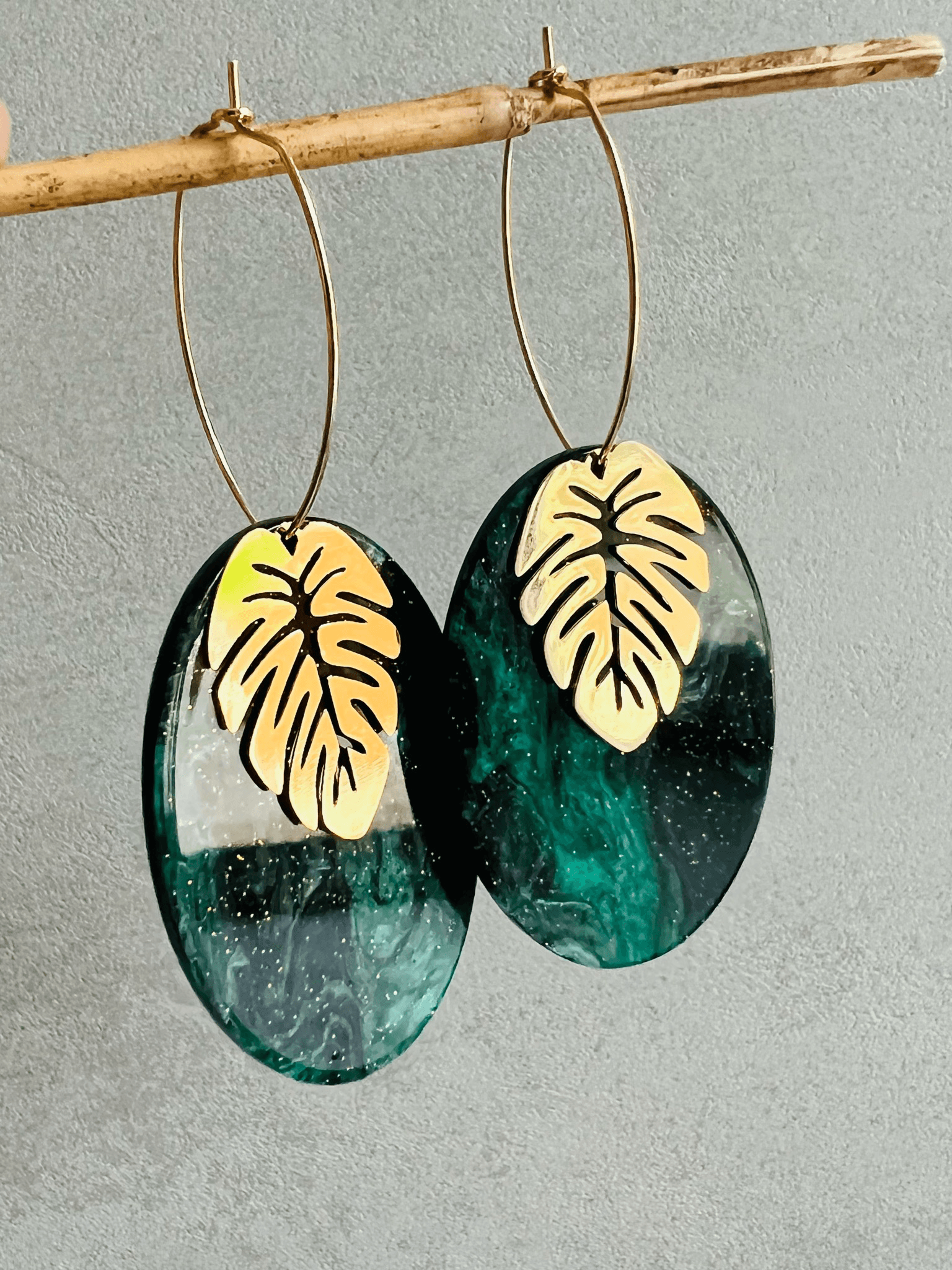 Boucles d’oreilles GIULIA résine ovale vert pailleté - Créations Uniques - Créations Uniques