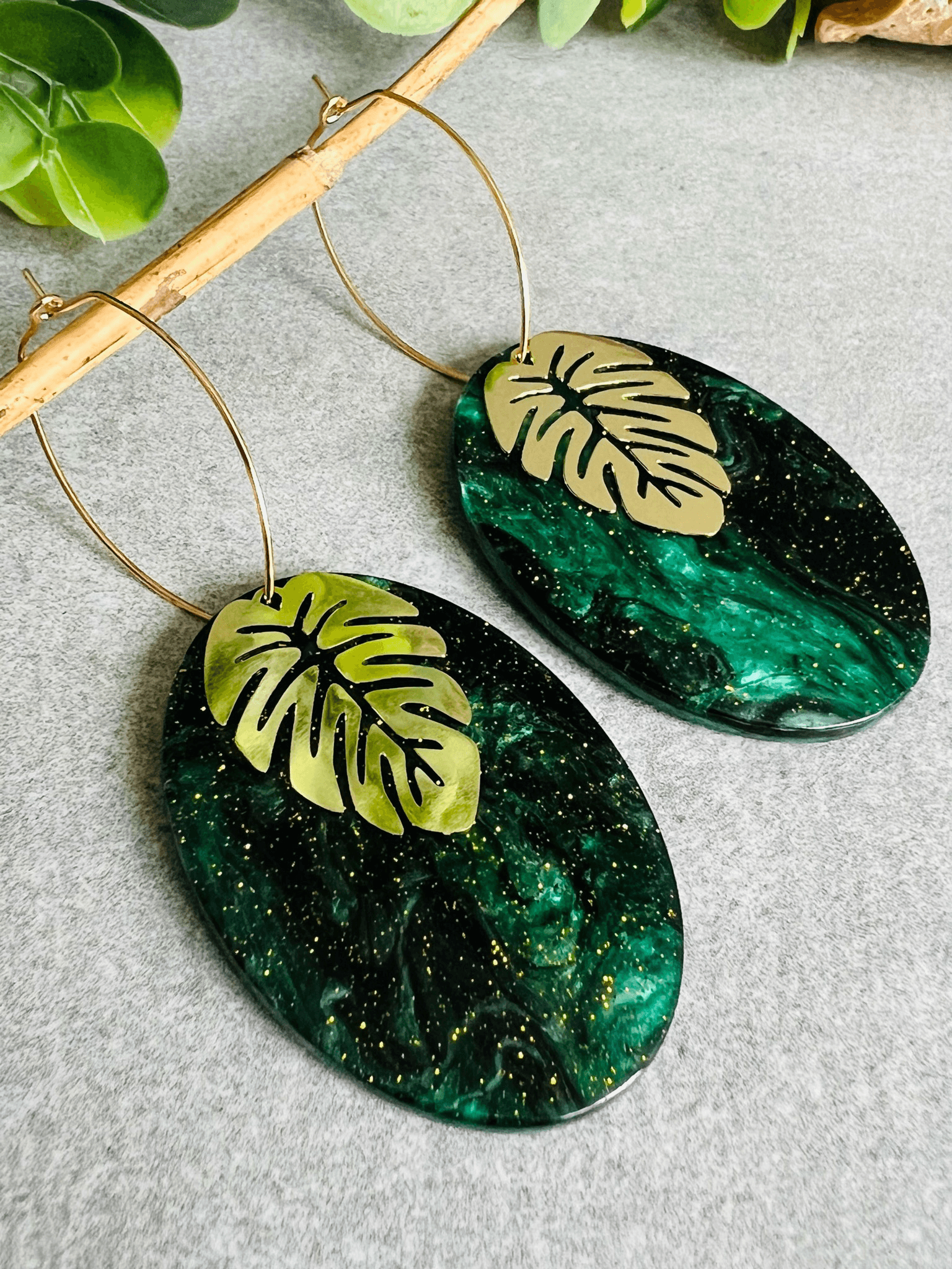 Boucles d’oreilles GIULIA résine ovale vert pailleté - Créations Uniques - Créations Uniques