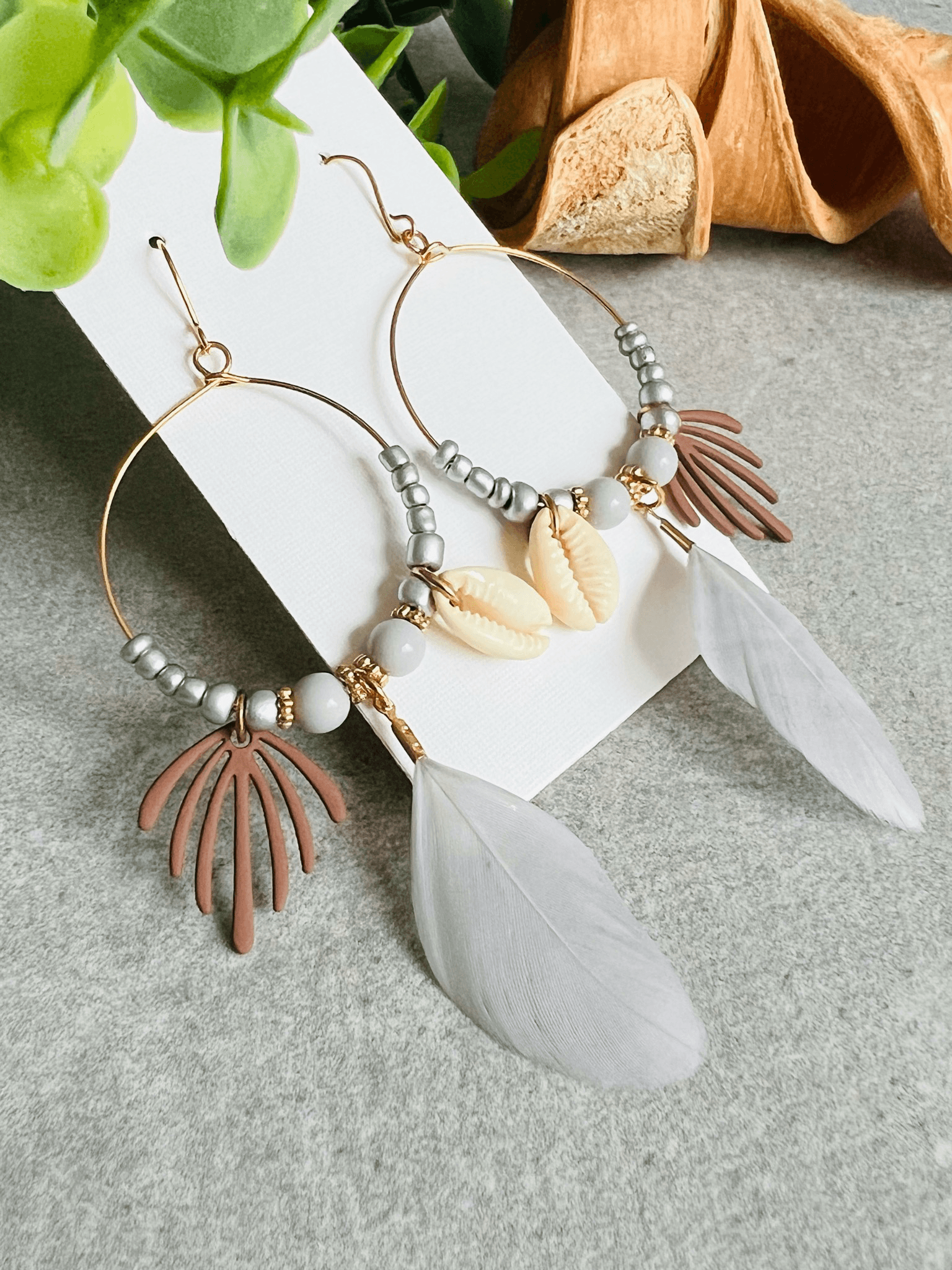 Boucles d’oreilles DAKOTA coquillages grain de café, feuille marrons, perles et plumes grises - Créations Uniques - Créations Uniques