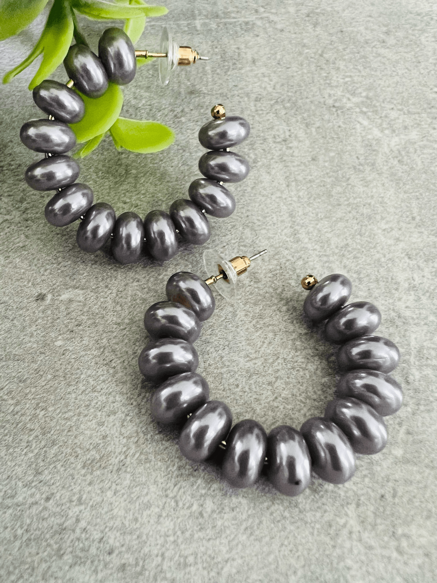 Boucles d’oreilles OCÉANE créoles perles gris anthracite - Créations Uniques - Créations Uniques