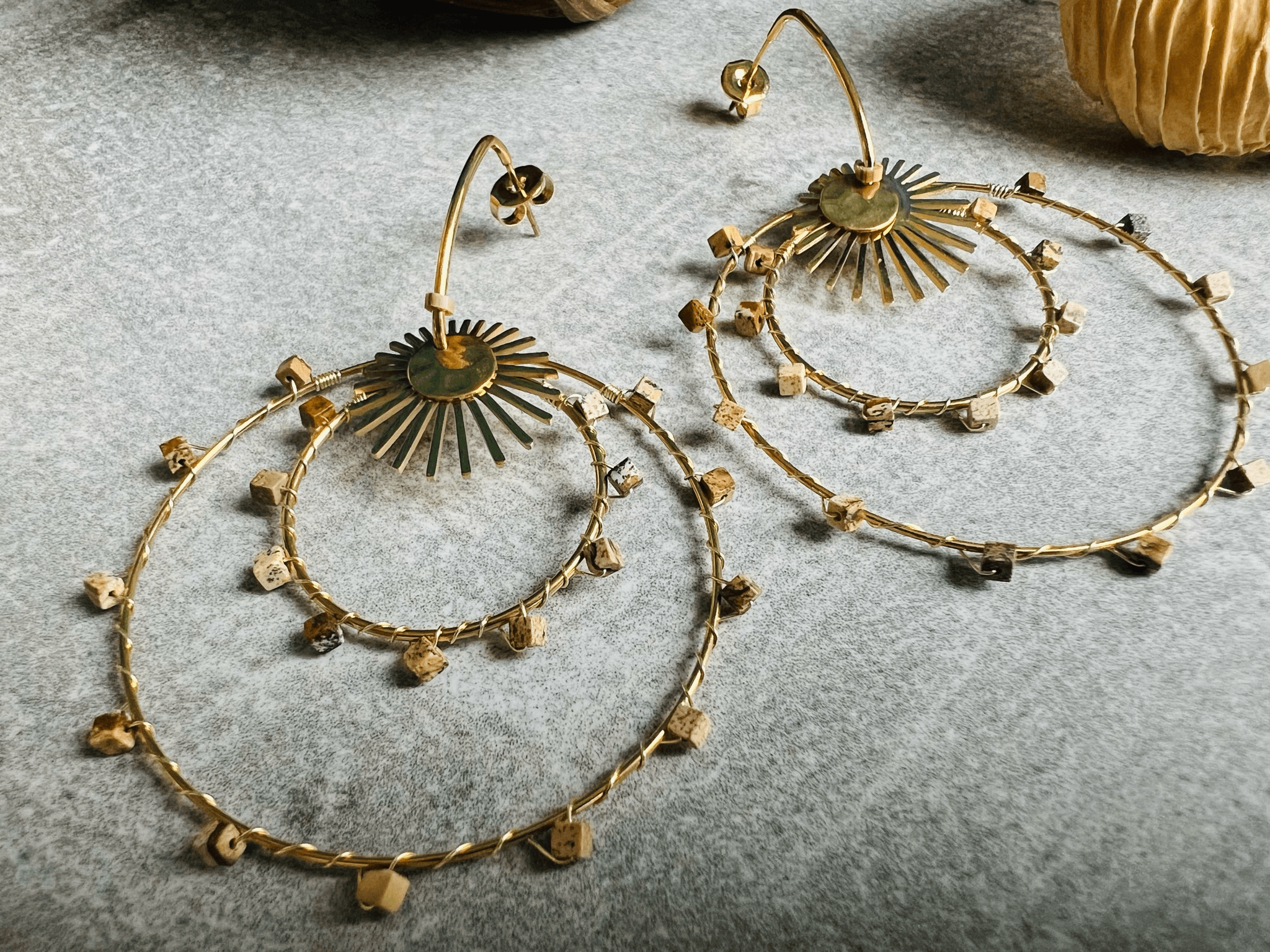 Boucles d’oreilles stylées SHERAZADE anneaux décorés perles cubes beige marron - Créations Uniques