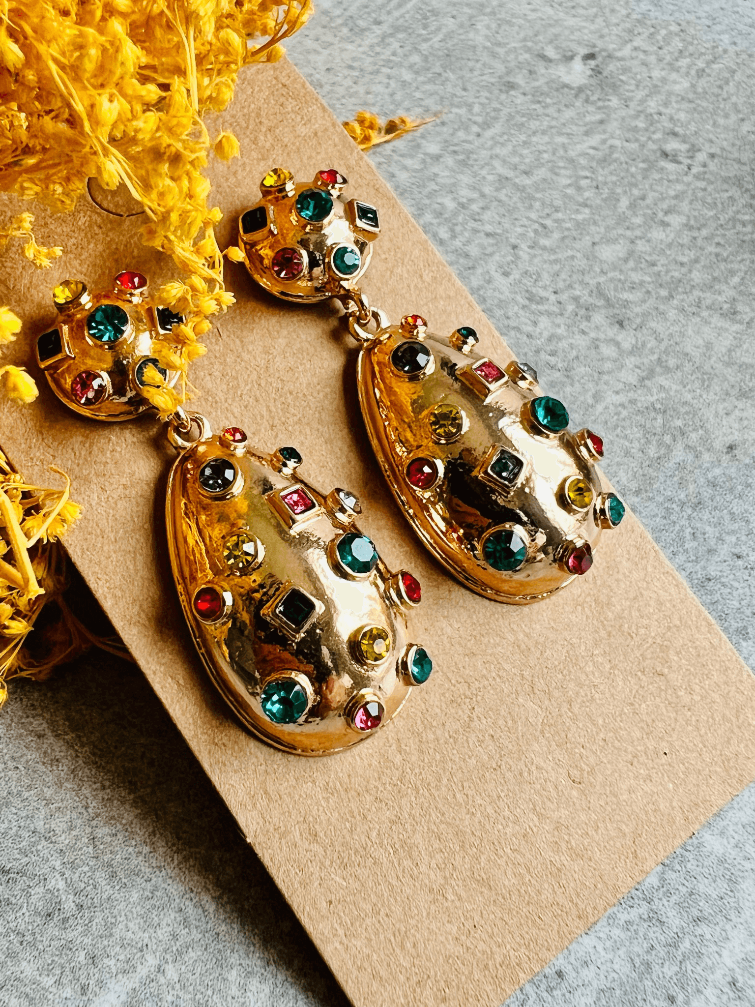 Boucles d’oreilles AMBRINE gouttes dorées, style festif strass colorés incrustés - Créations Uniques