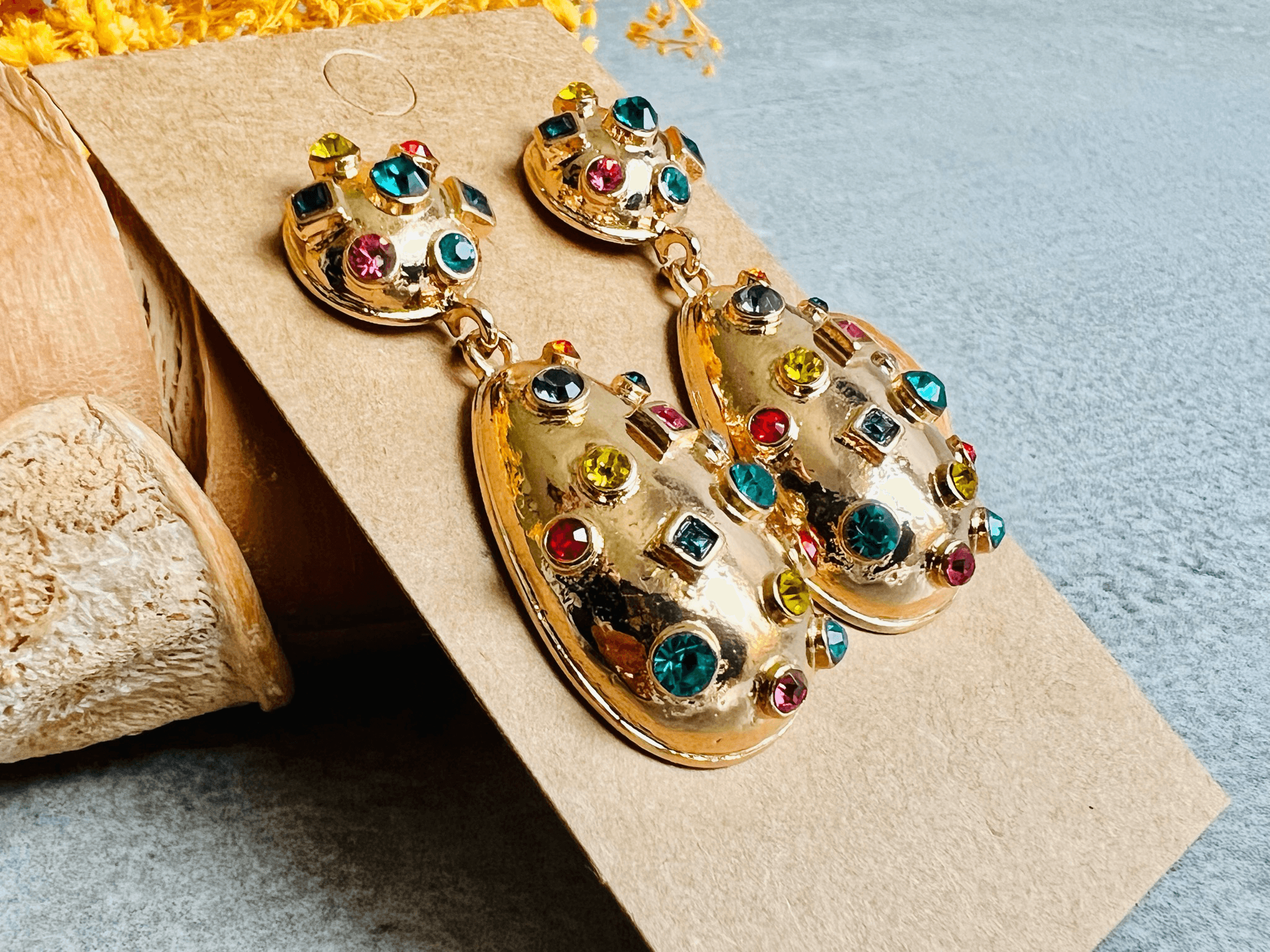 Boucles d’oreilles AMBRINE gouttes dorées, style festif strass colorés incrustés - Créations Uniques