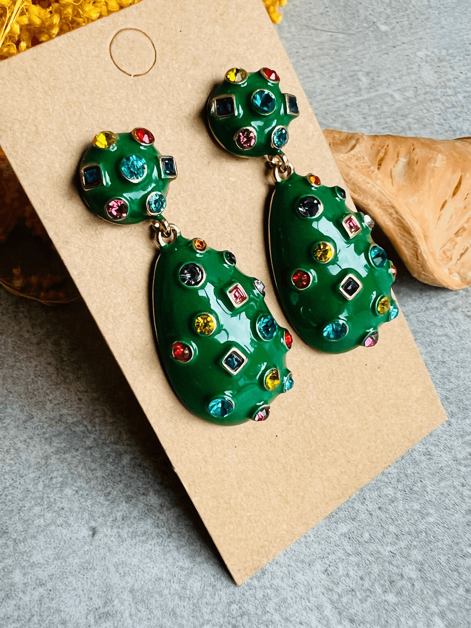 Boucles d’oreilles AMBRINE gouttes vert sapin , style festif strass colorés incrustés - Créations Uniques