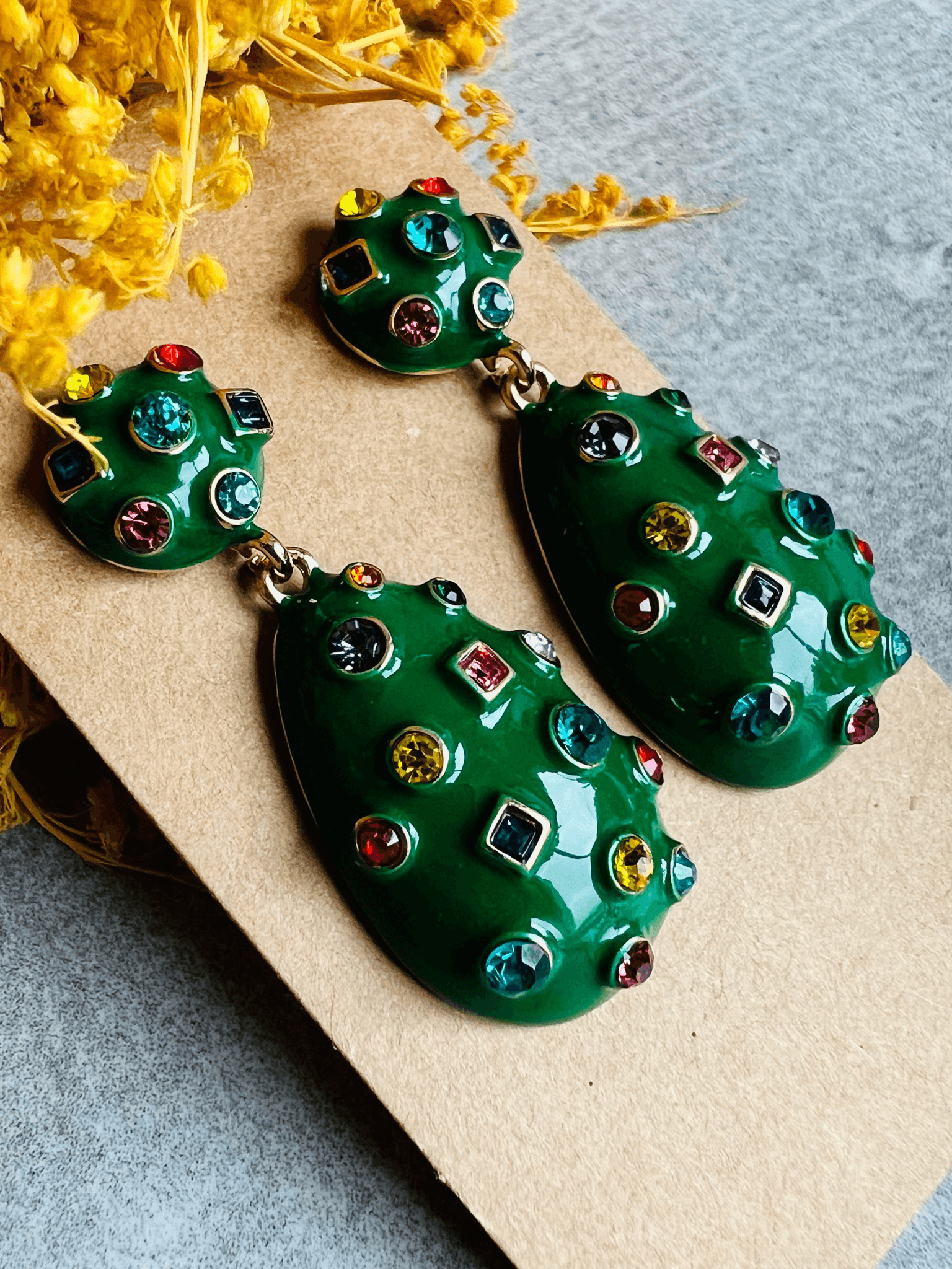 Boucles d’oreilles AMBRINE gouttes vert sapin , style festif strass colorés incrustés - Créations Uniques