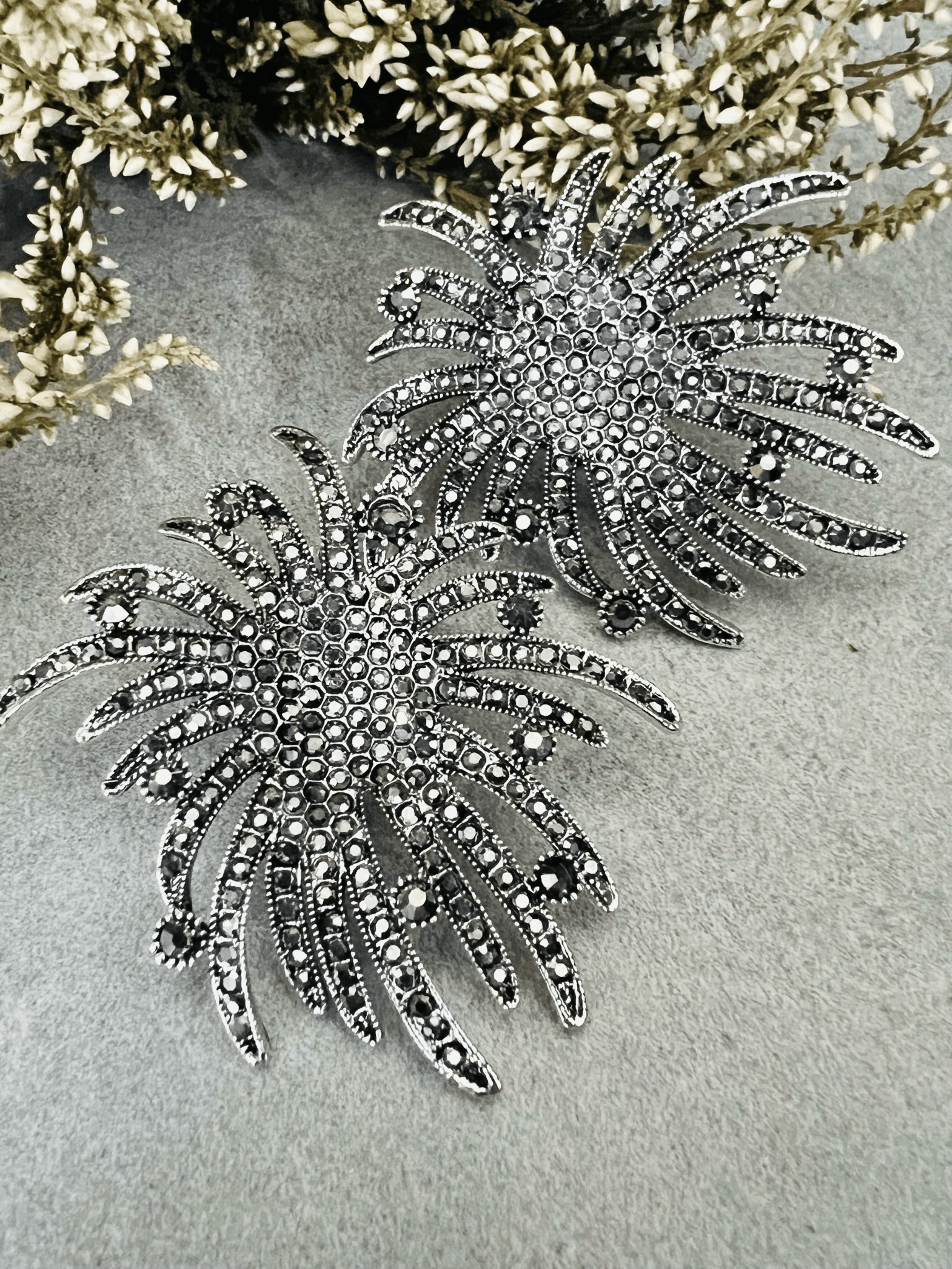 Clips MADISON grosses fleurs argentées strass style rétro glamour - Créations Uniques