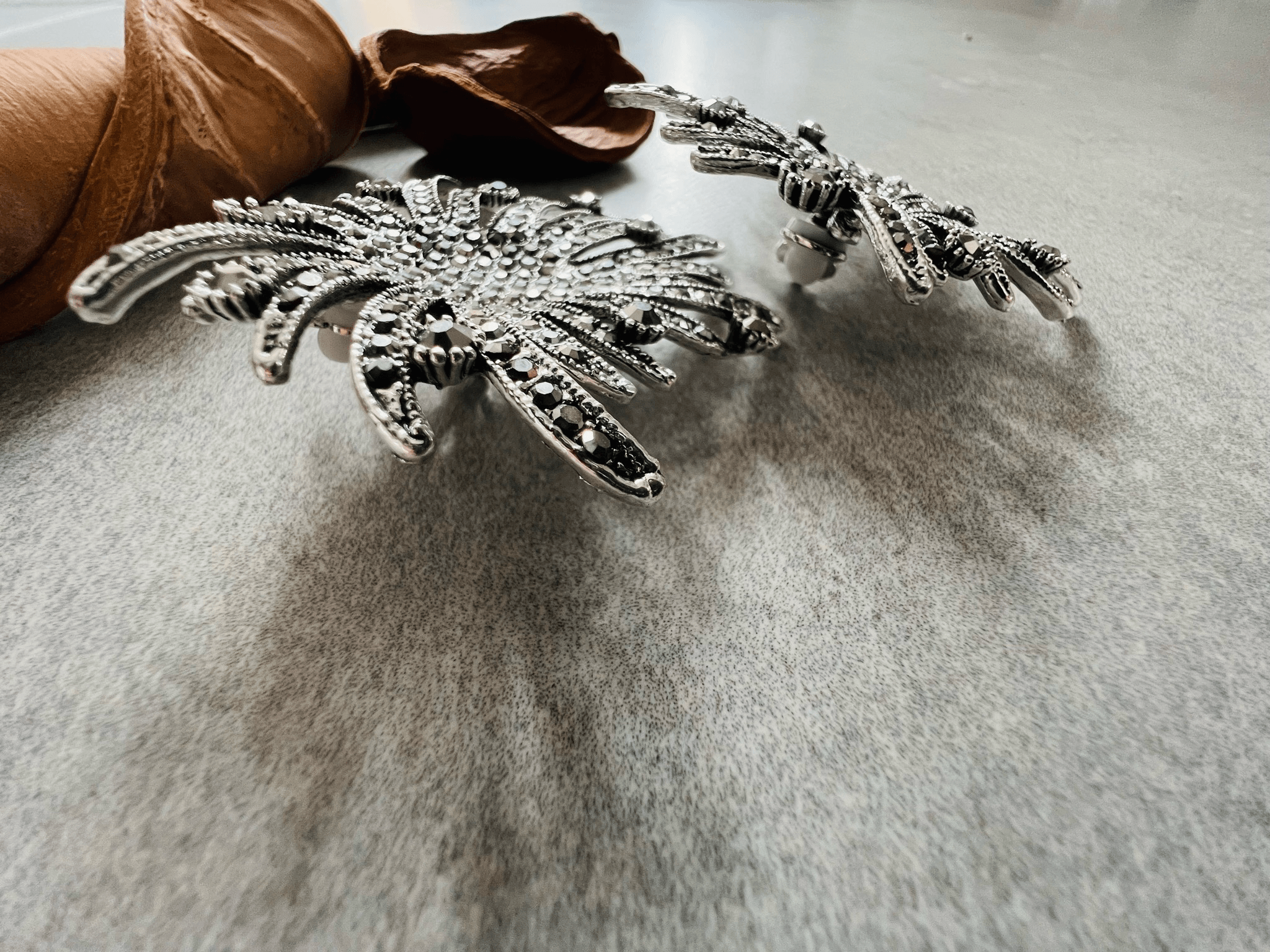 Clips MADISON grosses fleurs argentées strass style rétro glamour - Créations Uniques