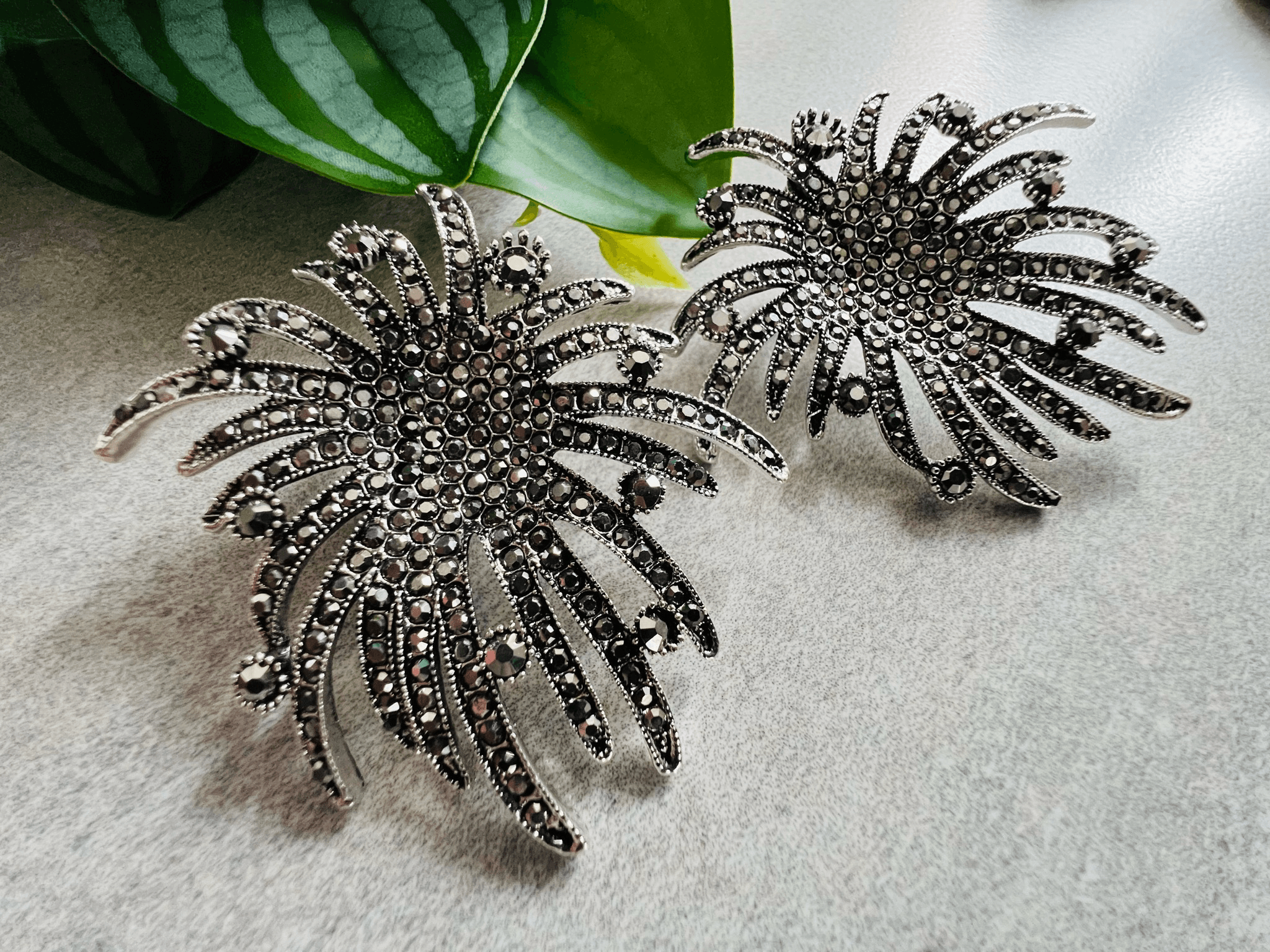 Clips MADISON grosses fleurs argentées strass style rétro glamour - Créations Uniques