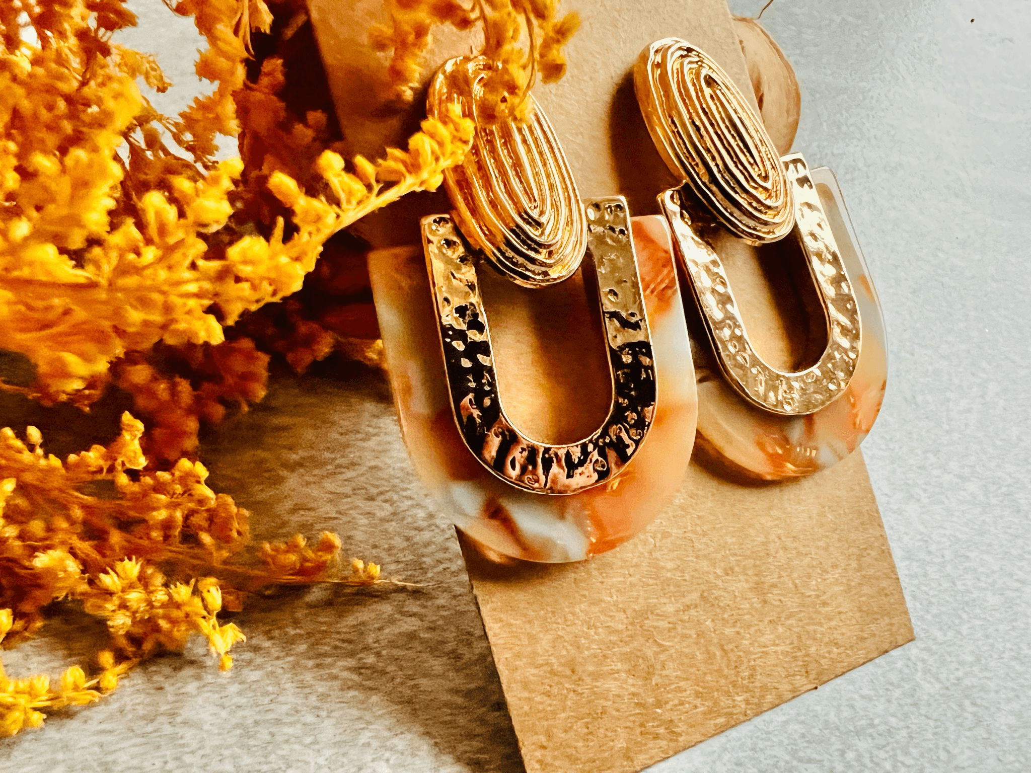 Boucles d’oreilles GINGER résine orangée touche de bleu - Créations Uniques