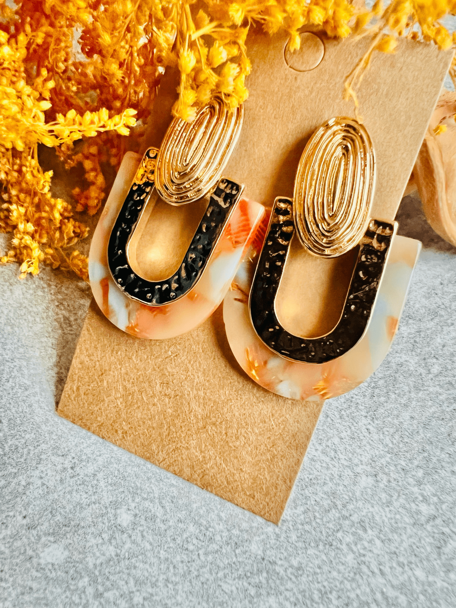 Boucles d’oreilles GINGER résine orangée touche de bleu - Créations Uniques