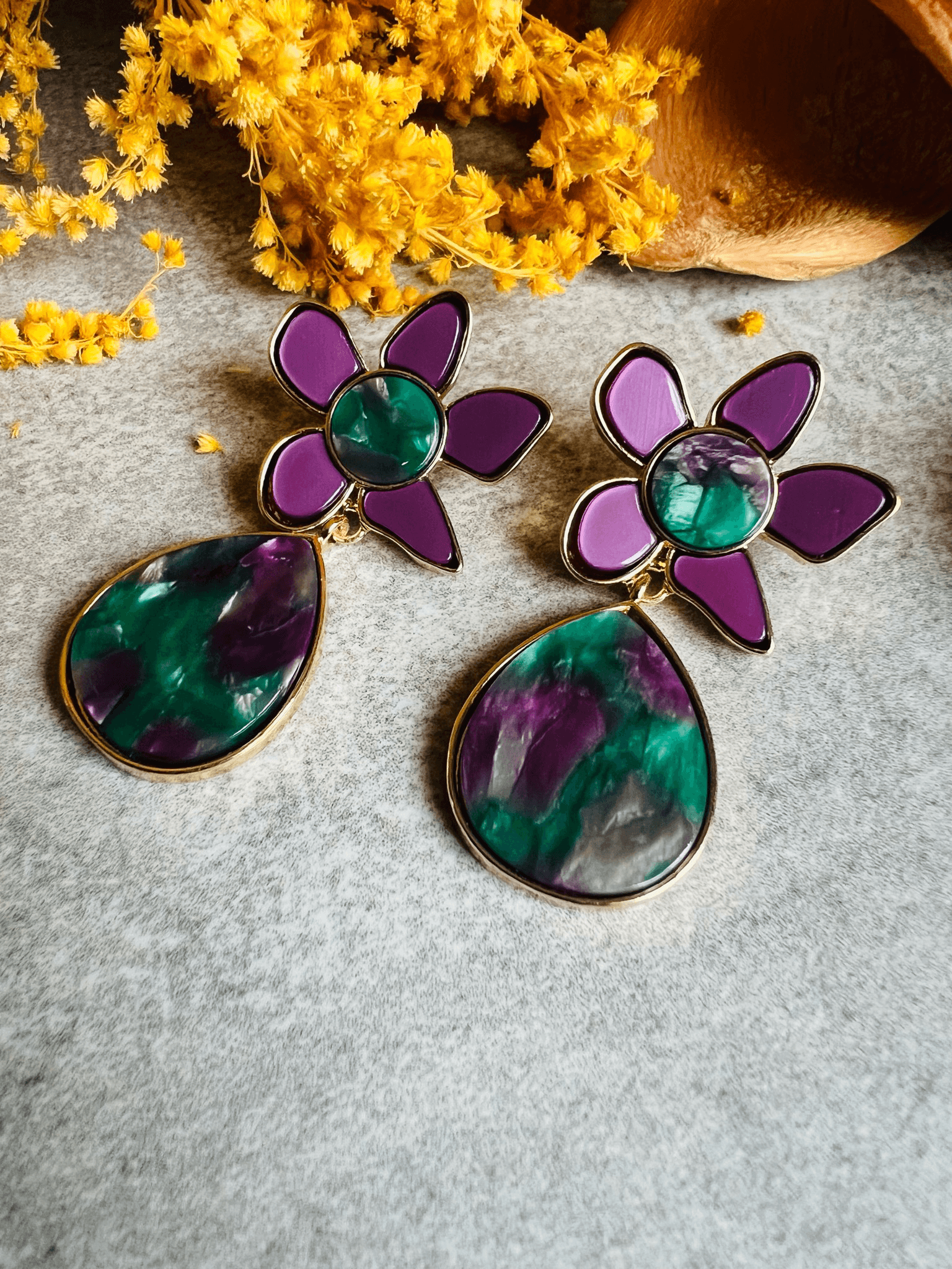 Boucles d’oreilles JANISSE fleur résine violet vert - Créations Uniques