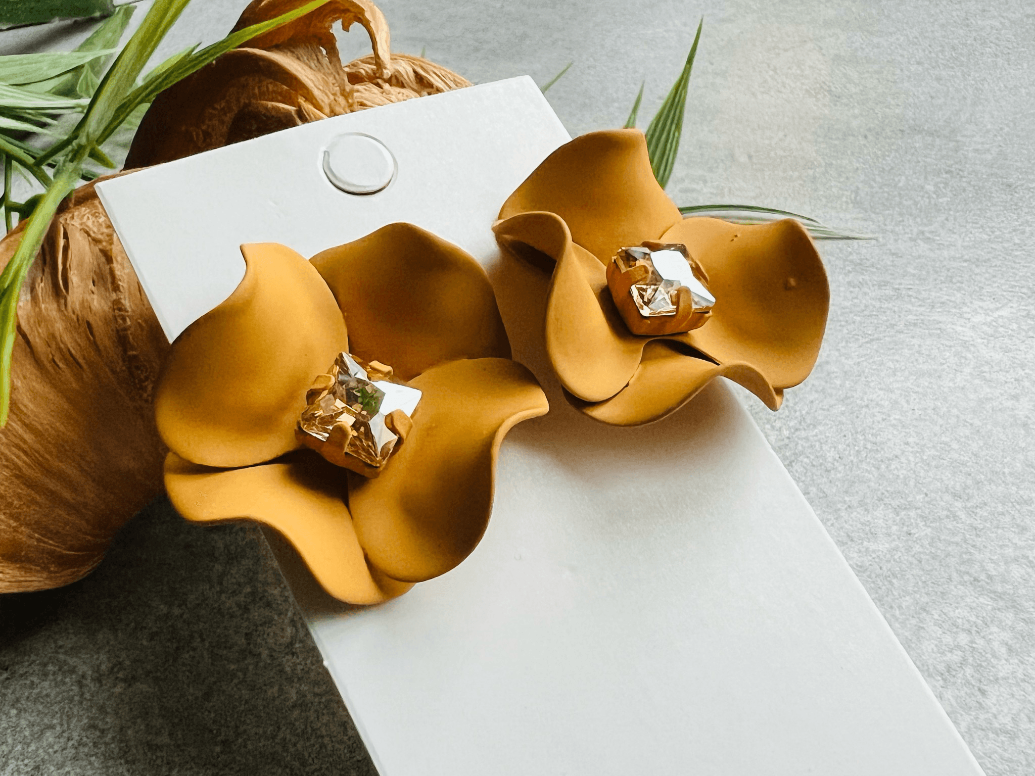 Boucles d’oreilles courtes GILIANE fleurs moutarde pétales ondulées - Créations Uniques