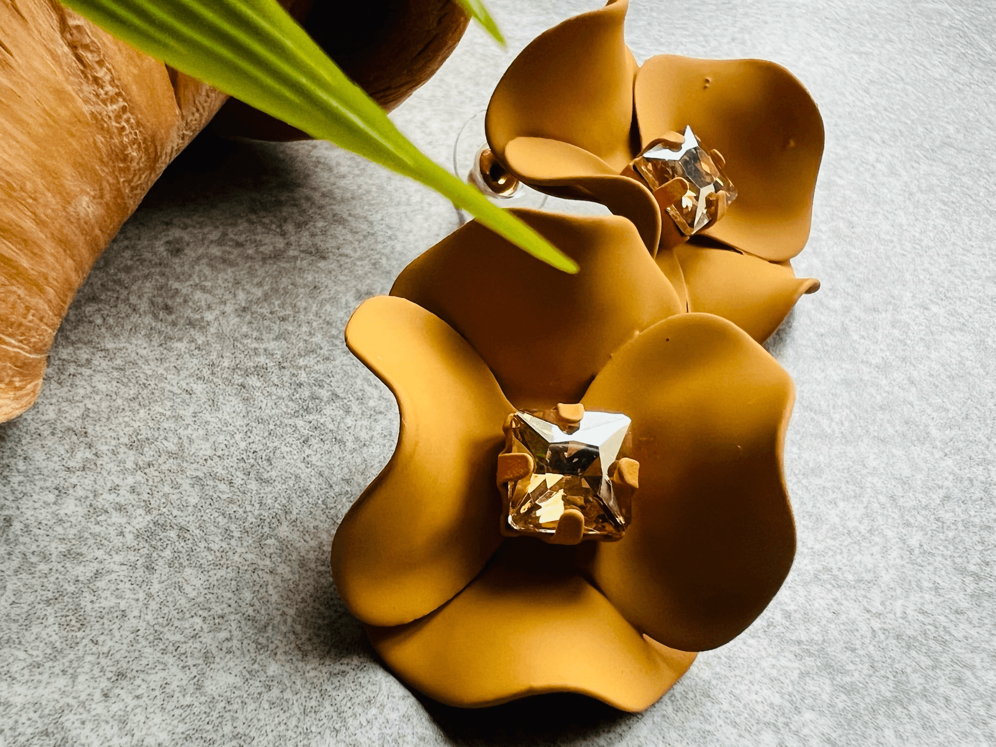 Boucles d’oreilles courtes GILIANE fleurs moutarde pétales ondulées - Créations Uniques