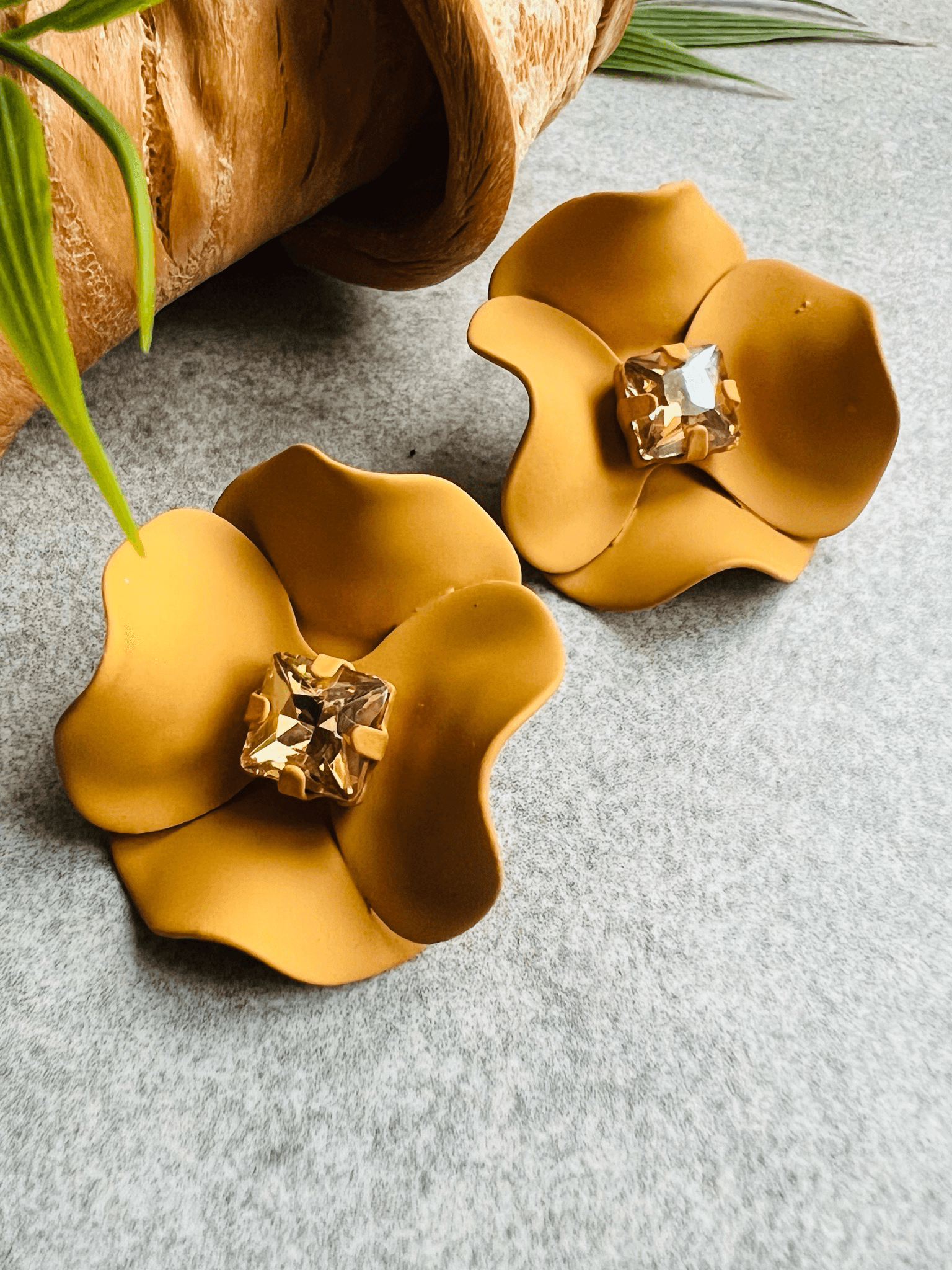 Boucles d’oreilles courtes GILIANE fleurs moutarde pétales ondulées - Créations Uniques