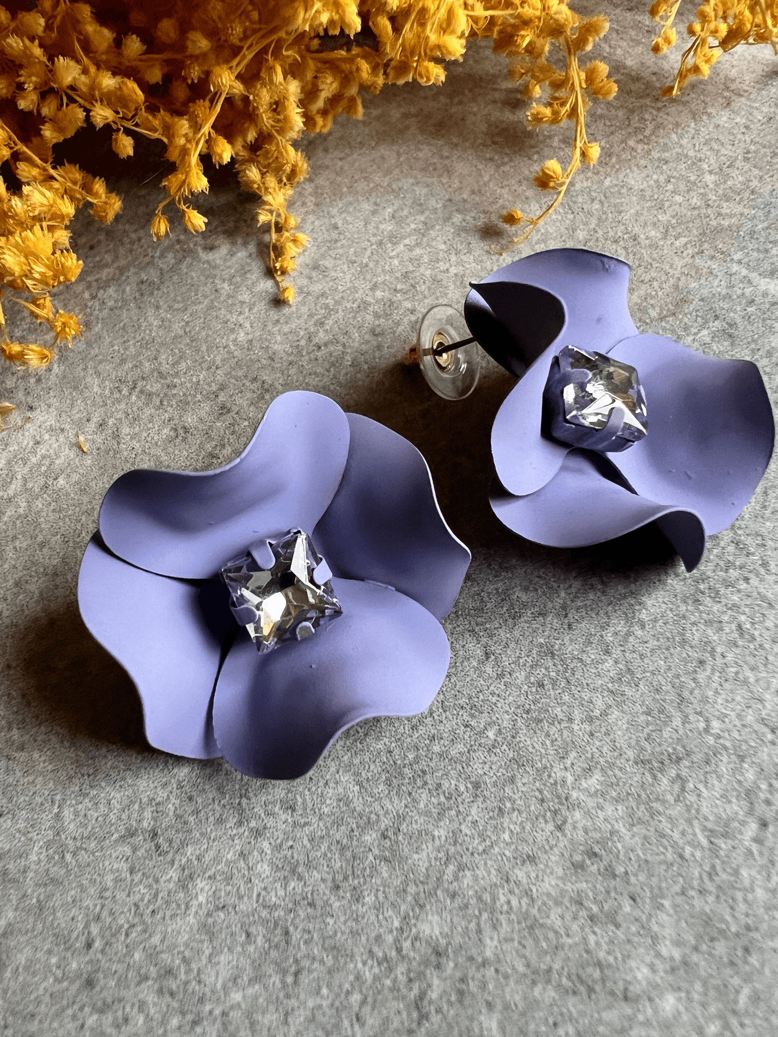 Boucles d’oreilles courtes GILIANE fleurs violet mauve pétales ondulées - Créations Uniques