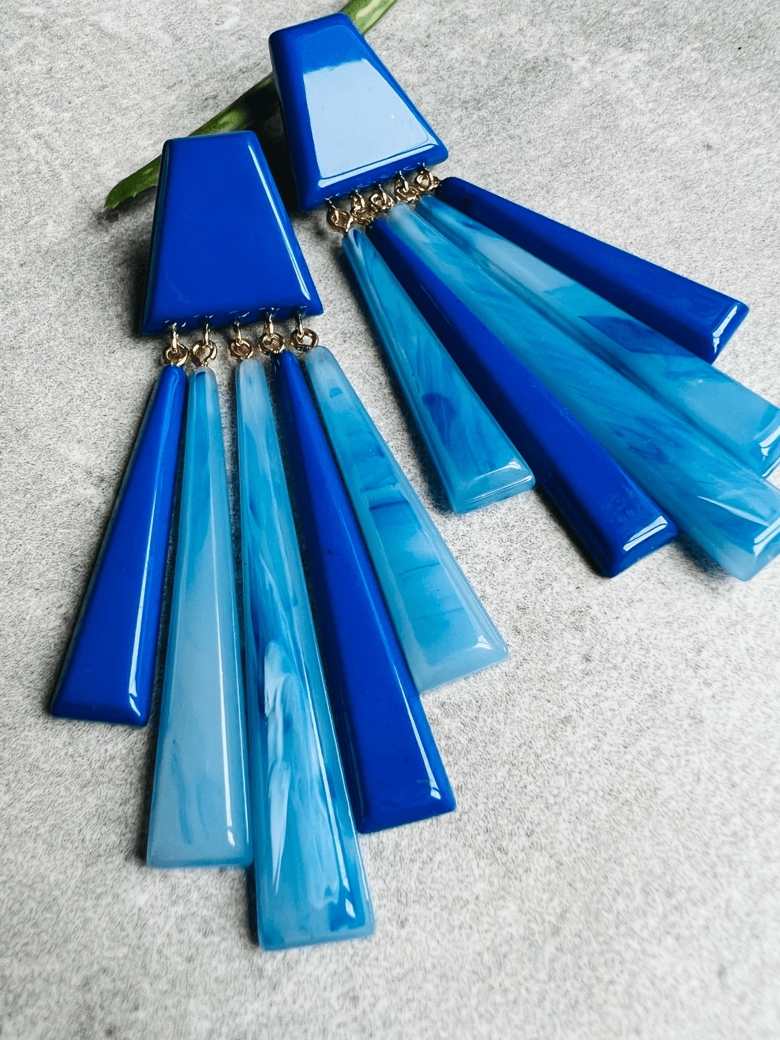 Boucles d’oreilles KATHLEEN grande modèle bleu océan résine - Créations Uniques