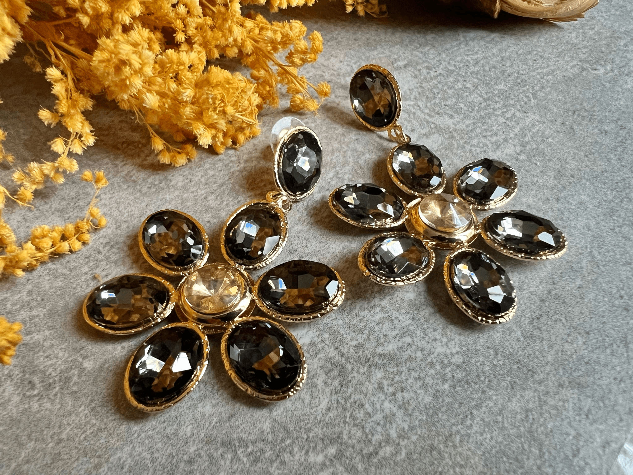 Boucles d’oreilles MAEVA grandes fleurs brillantes gris anthracite - Créations Uniques