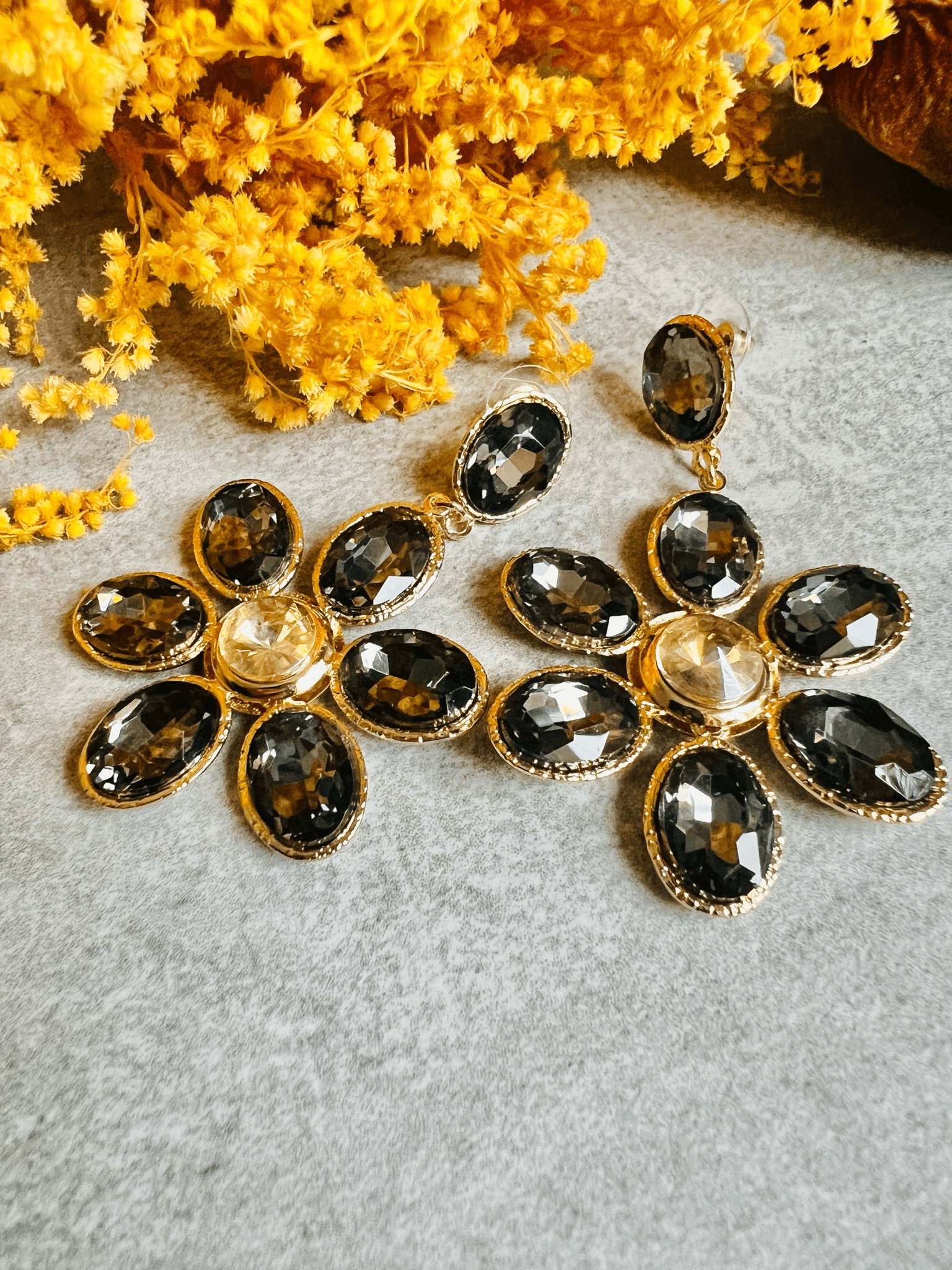 Boucles d’oreilles MAEVA grandes fleurs brillantes gris anthracite - Créations Uniques