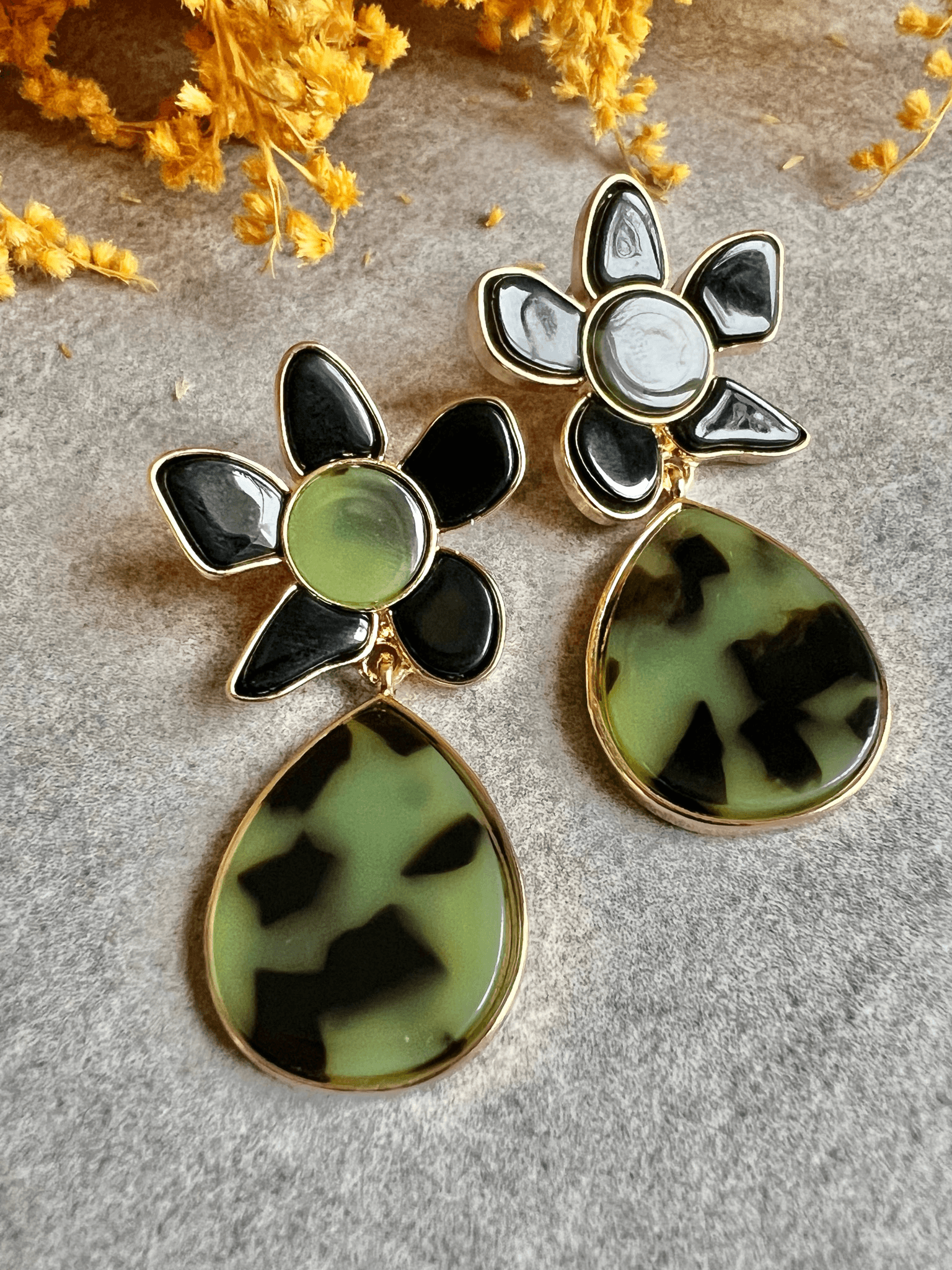 Boucles d’oreilles JANISSE fleur résine kaki - Créations Uniques