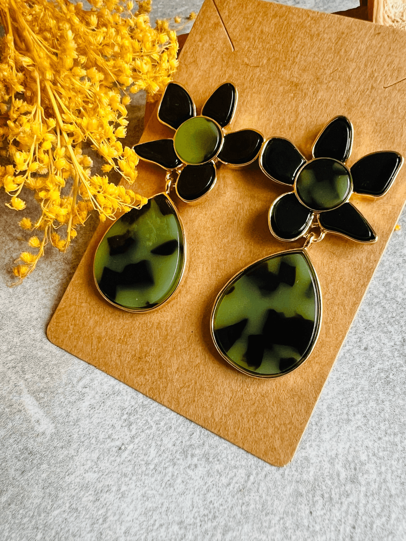 Boucles d’oreilles JANISSE fleur résine kaki - Créations Uniques