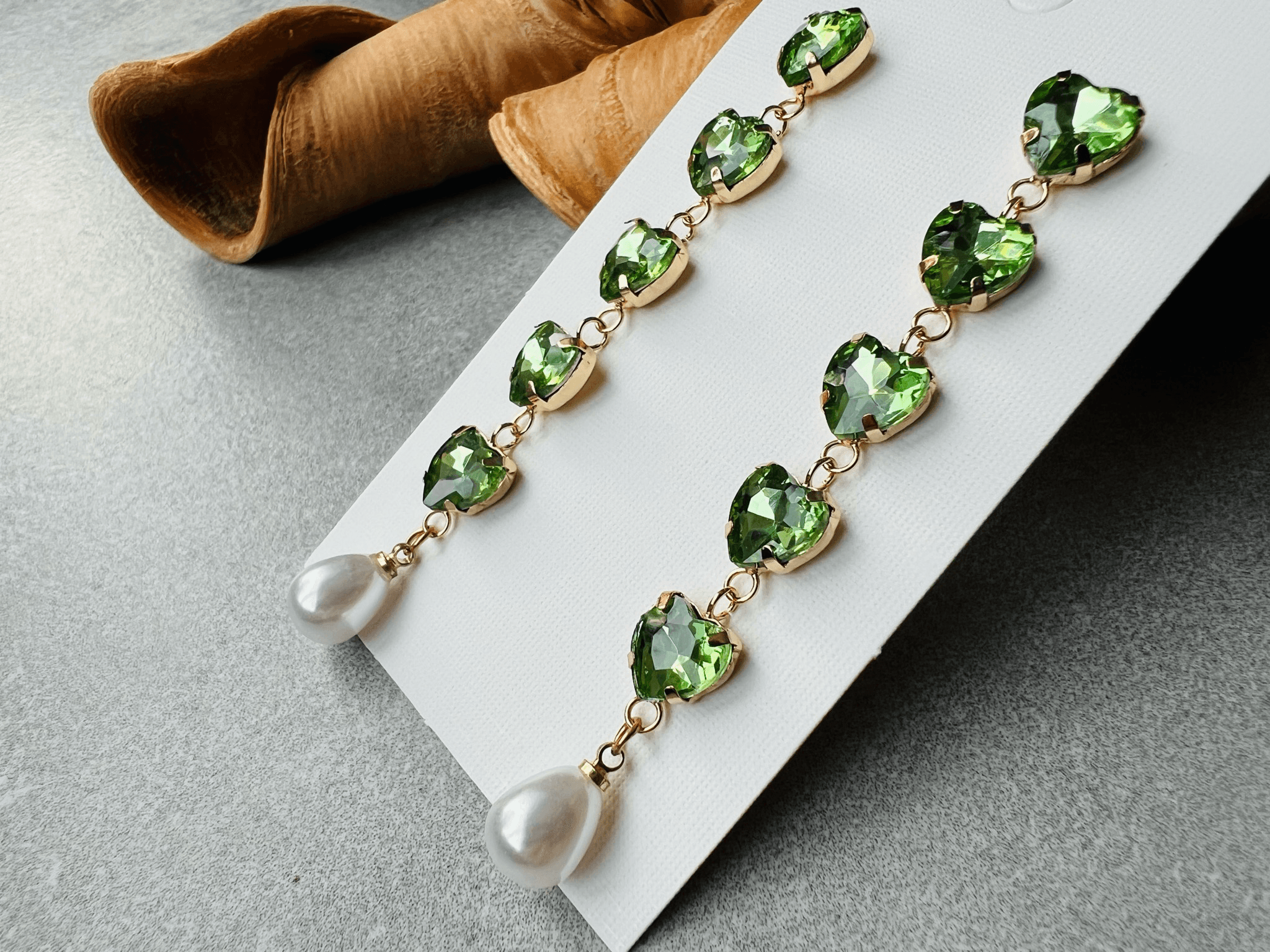 Boucles d’oreilles JULIANE cœurs verts brillants finition gouttes perles - Créations Uniques