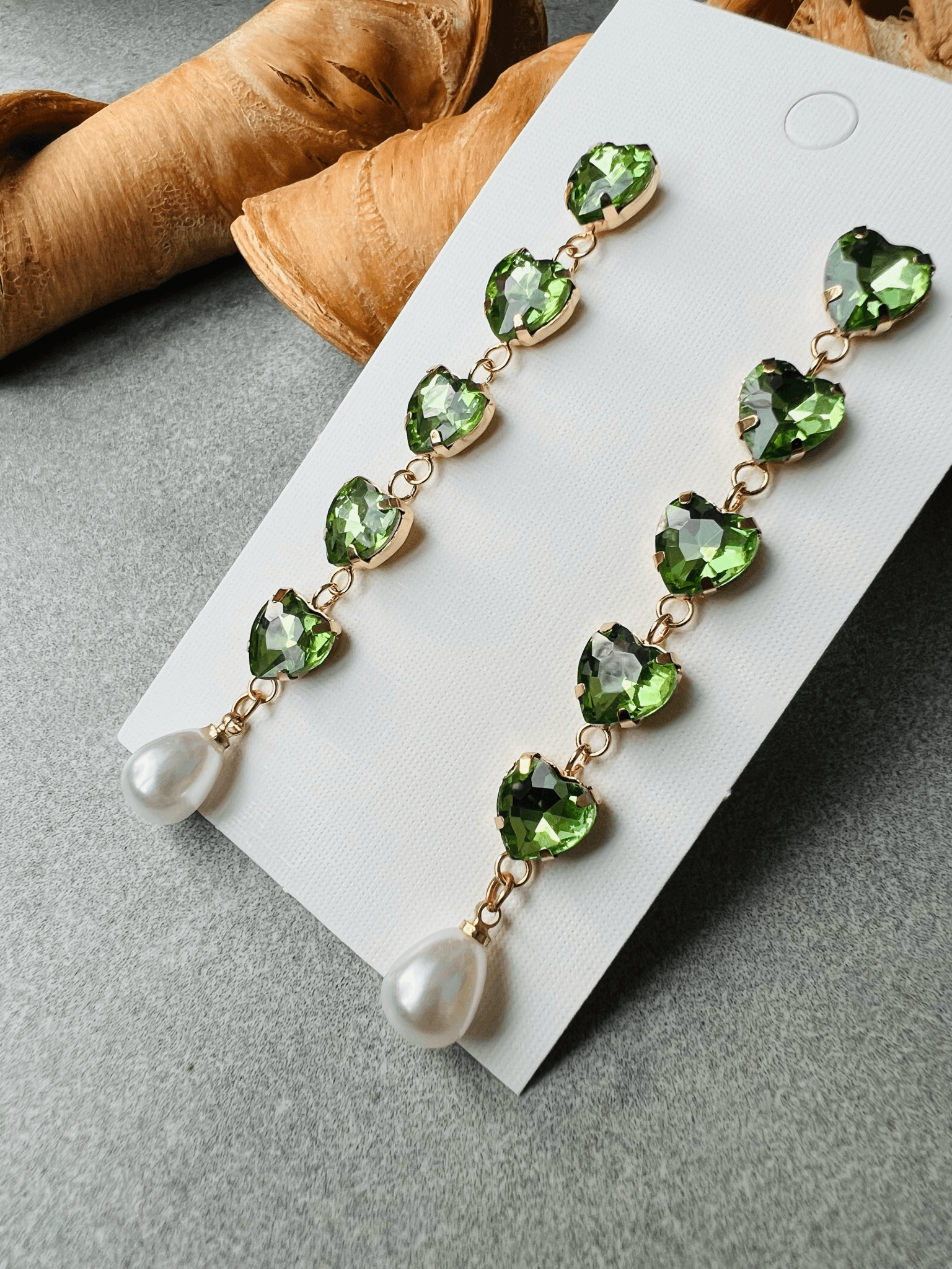 Boucles d’oreilles JULIANE cœurs verts brillants finition gouttes perles - Créations Uniques