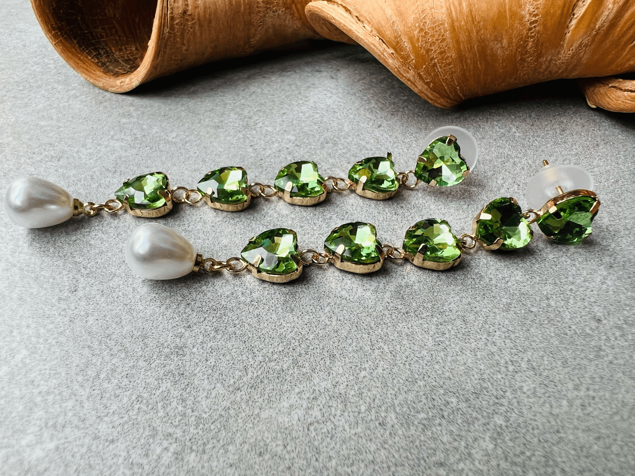 Boucles d’oreilles JULIANE cœurs verts brillants finition gouttes perles - Créations Uniques