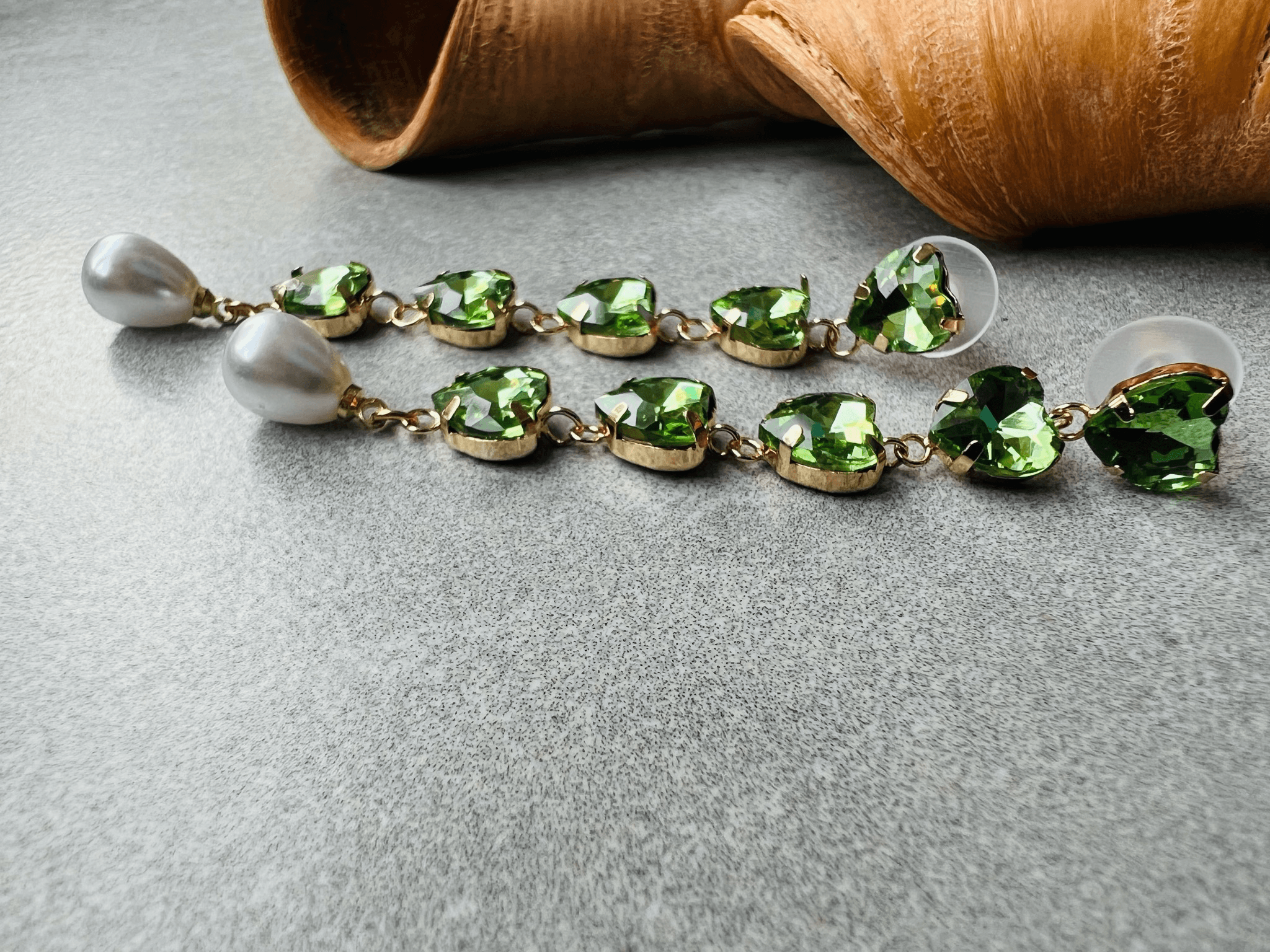 Boucles d’oreilles JULIANE cœurs verts brillants finition gouttes perles - Créations Uniques