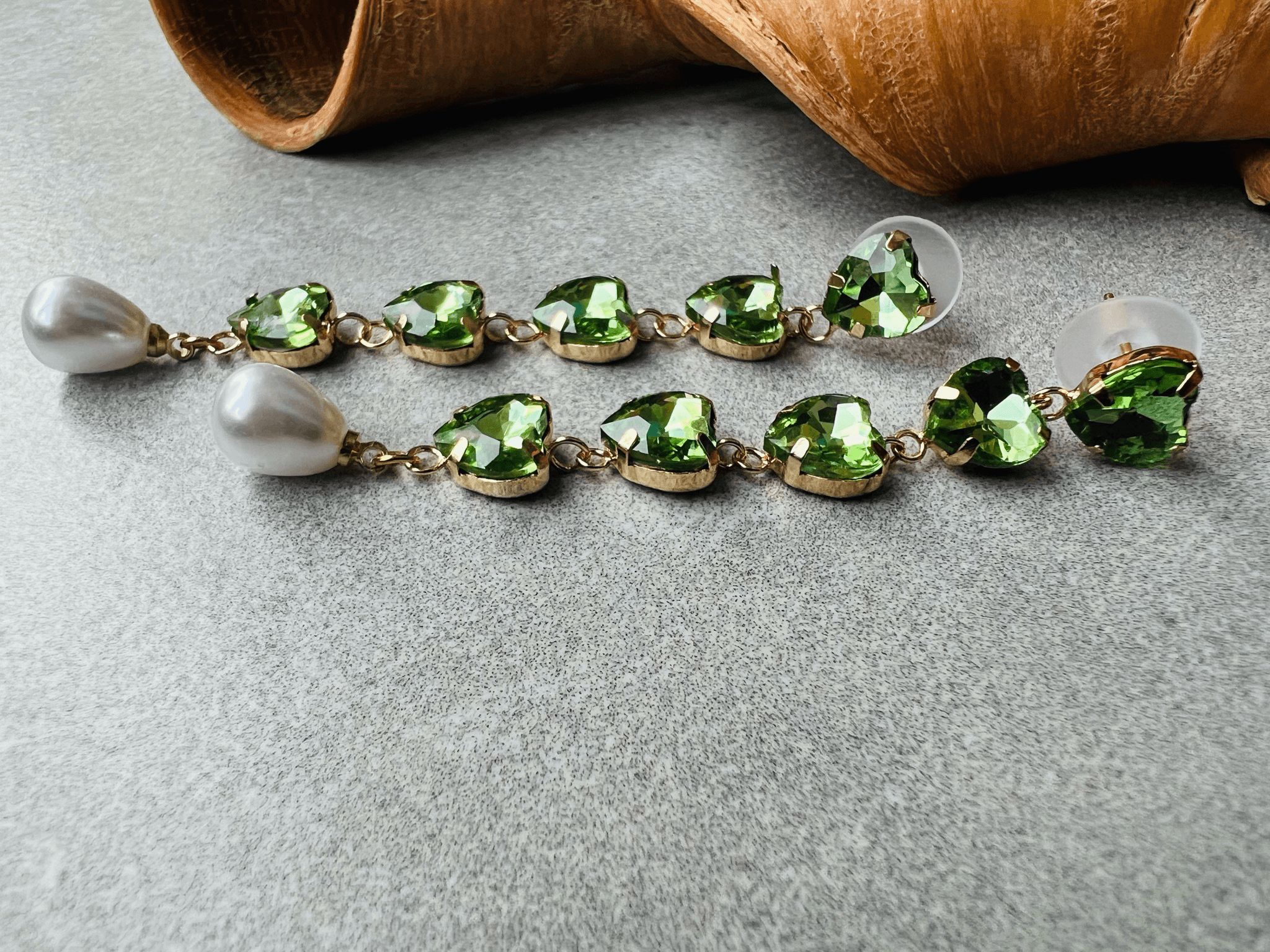 Boucles d’oreilles JULIANE cœurs verts brillants finition gouttes perles - Créations Uniques