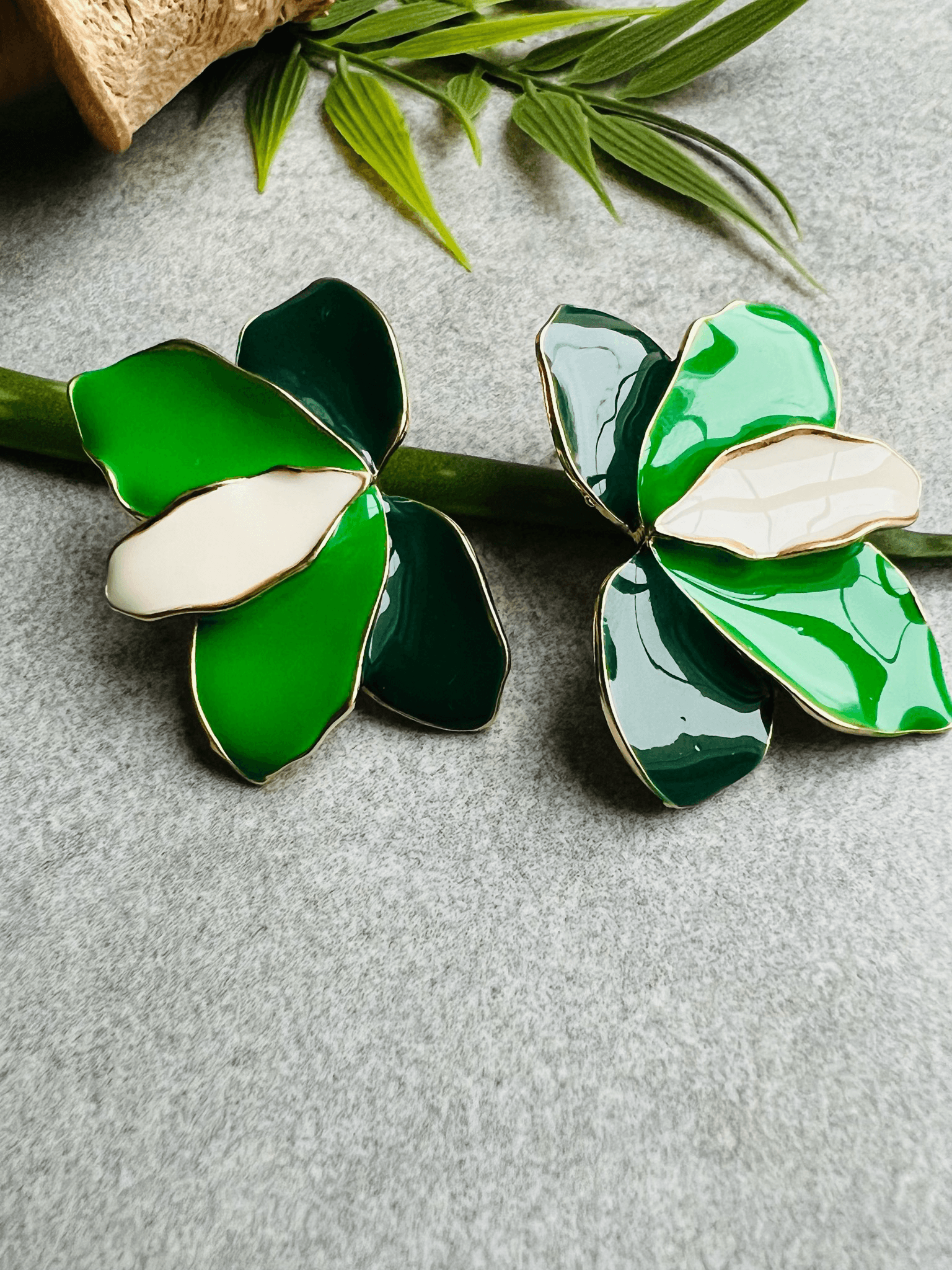 Boucles d’oreilles FLEUR pétales tricolores (nuances de vert) - Créations Uniques