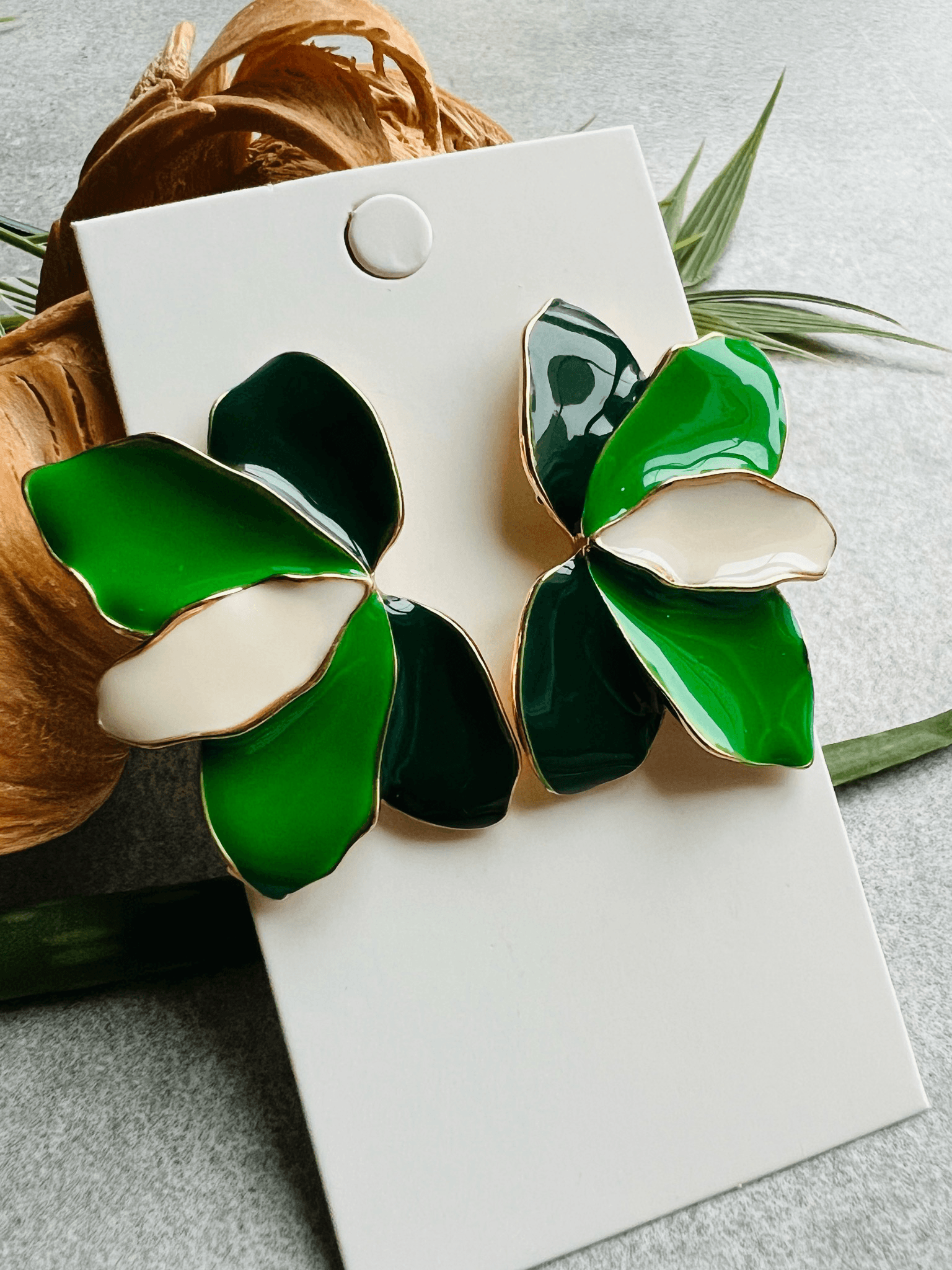Boucles d’oreilles FLEUR pétales tricolores (nuances de vert) - Créations Uniques