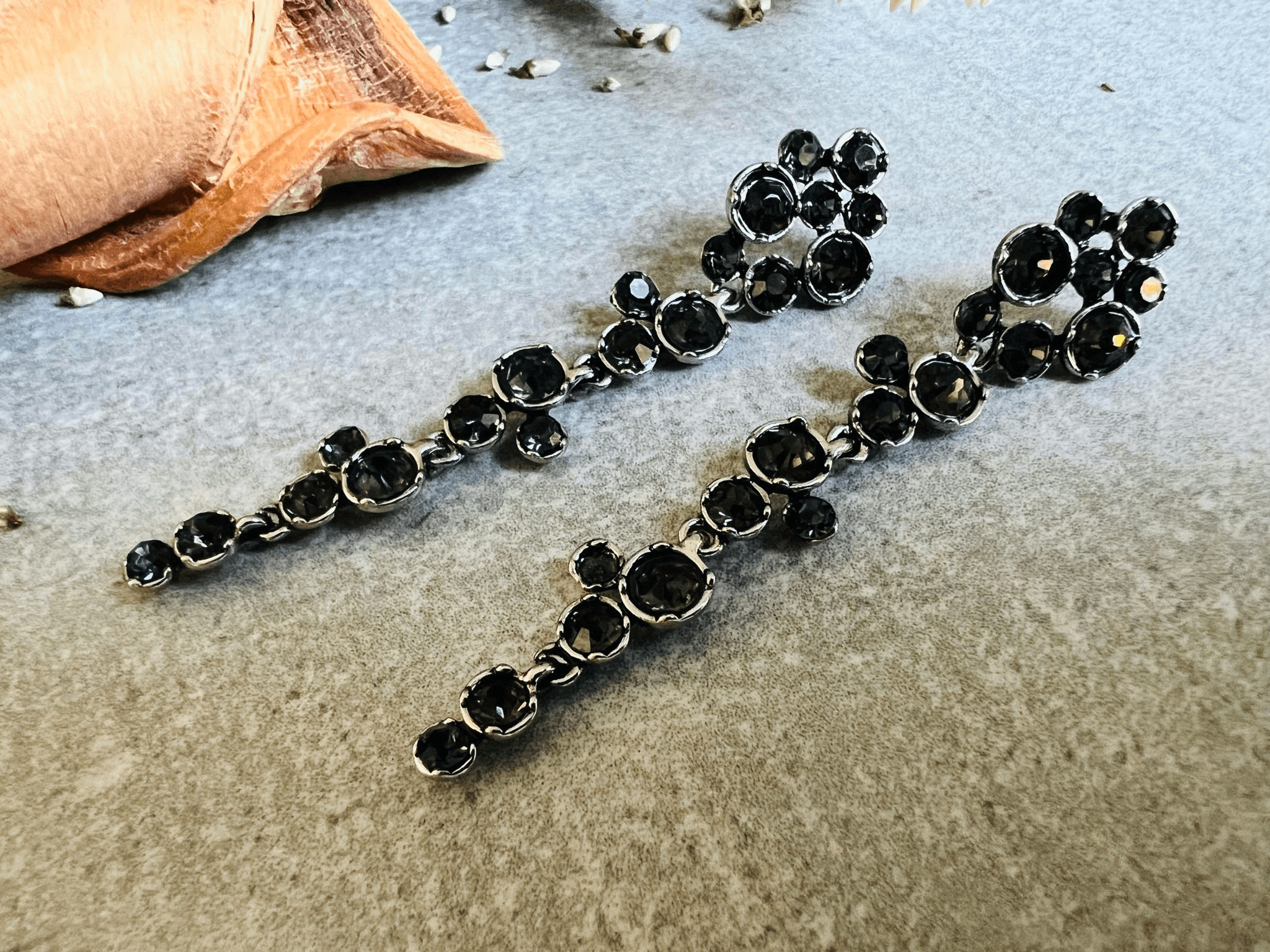 Boucles d’oreilles RAPHAËLLE pendantes bijou rétro noir - Créations Uniques