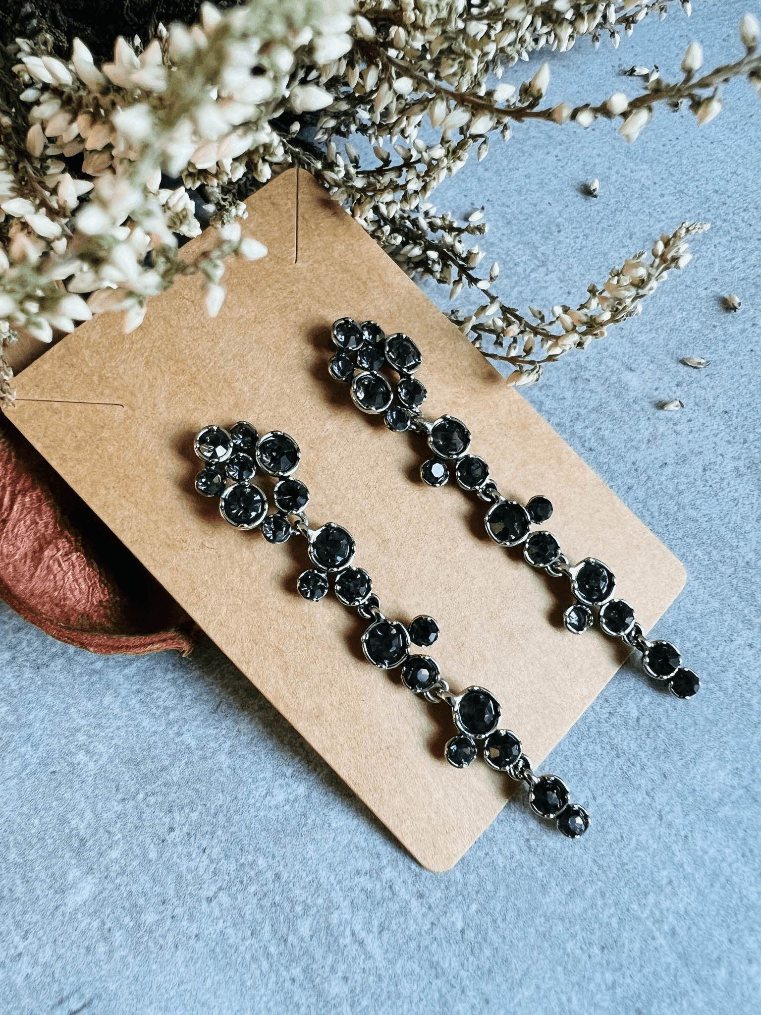 Boucles d’oreilles RAPHAËLLE pendantes bijou rétro noir - Créations Uniques