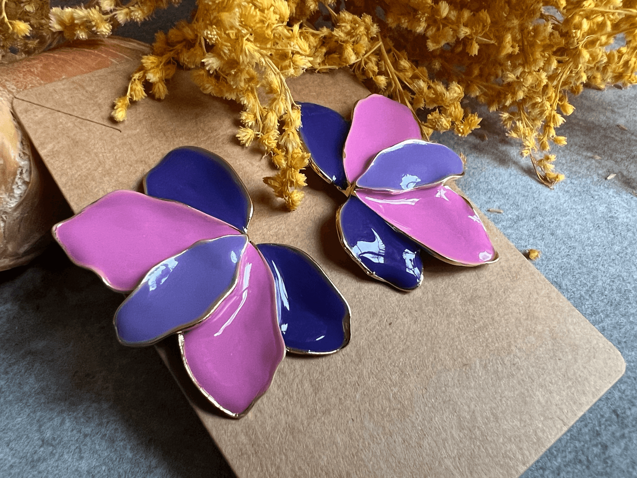 Boucles d’oreilles FLEUR pétales tricolores (nuances de violet) - Créations Uniques