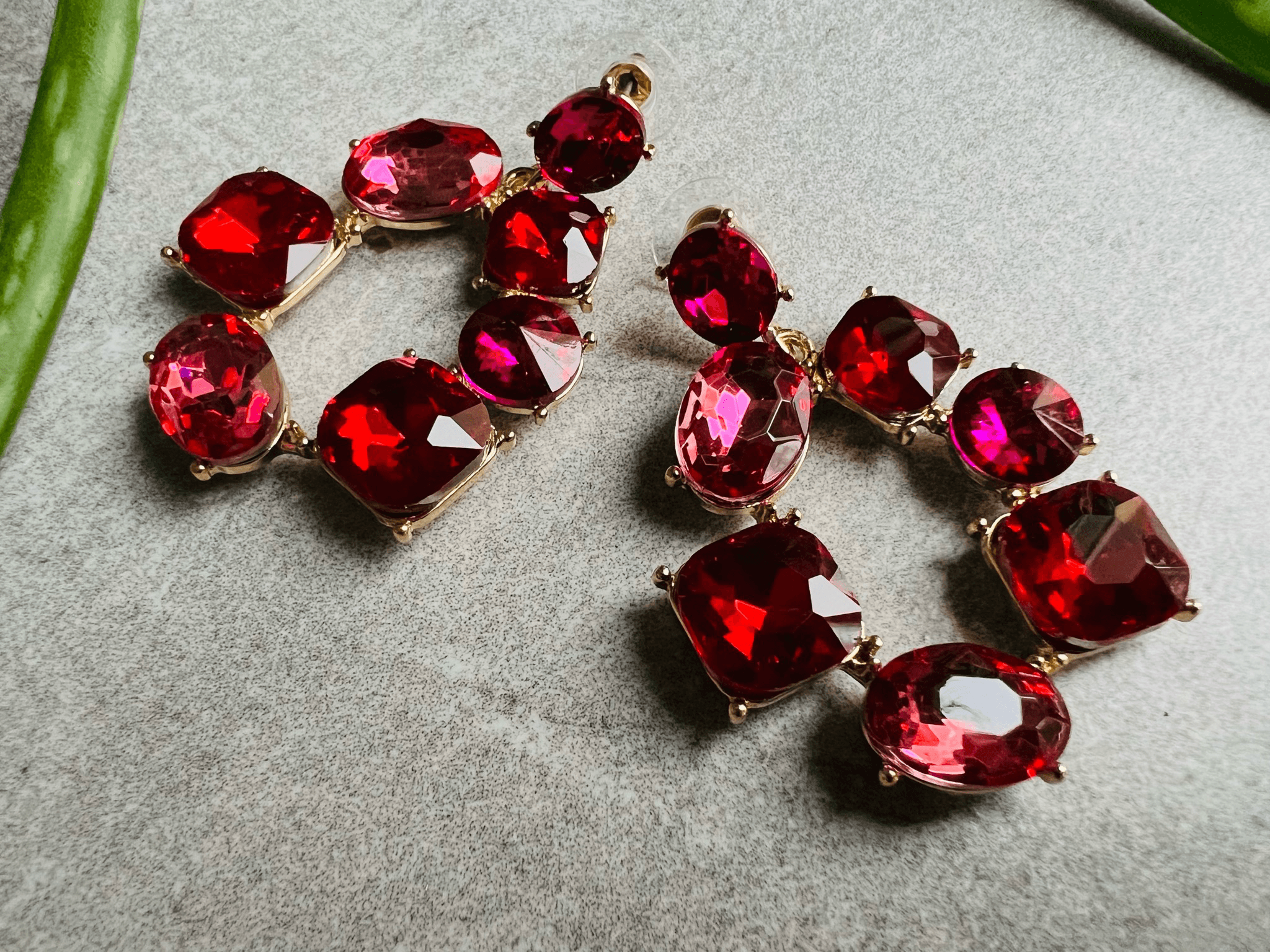 Boucles d’oreilles BELLA brillantes rose rouge framboise - Créations Uniques