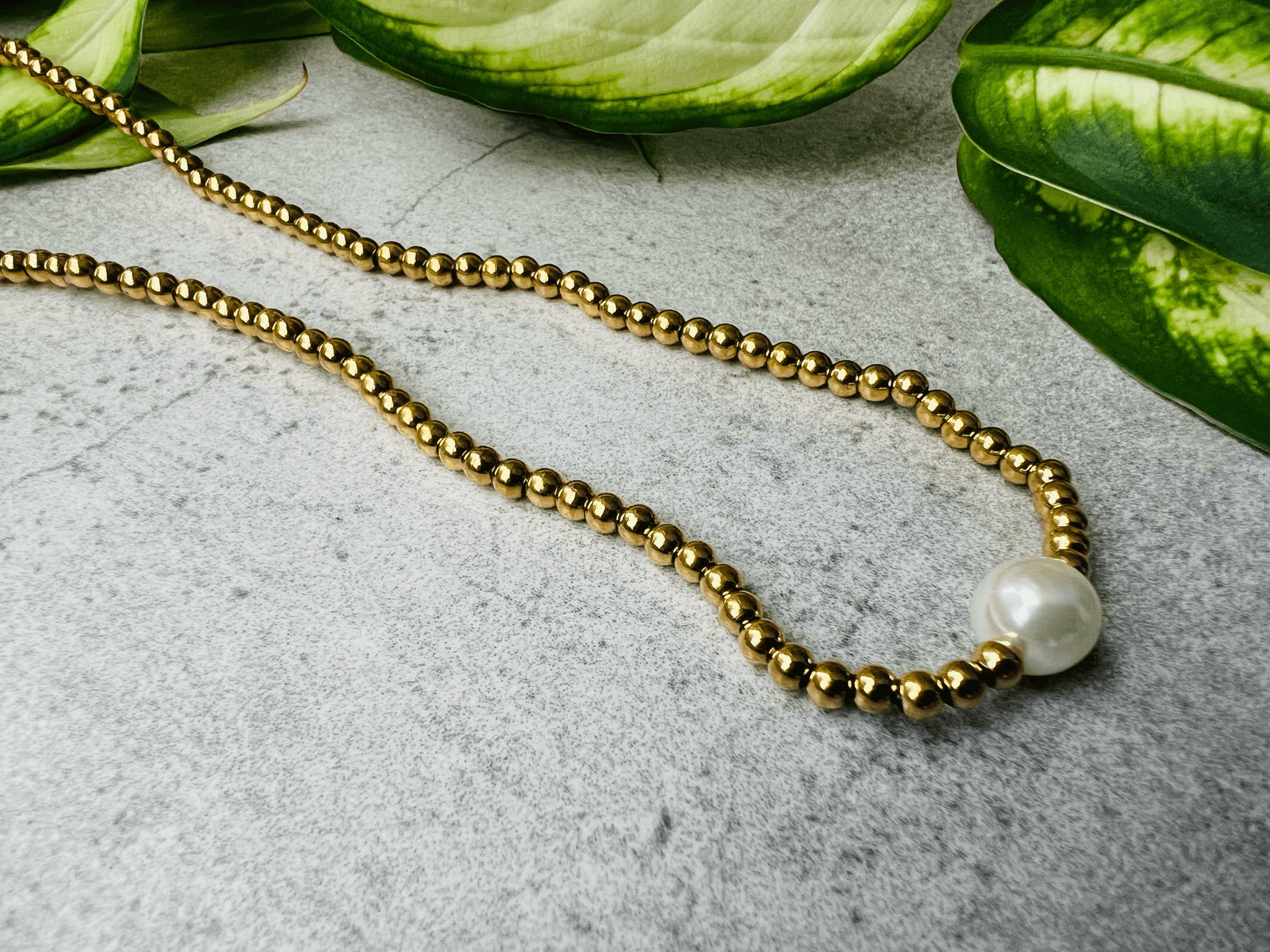 Collier CHARLOTTE perles dorées et perle blanche - Créations Uniques - Créations Uniques