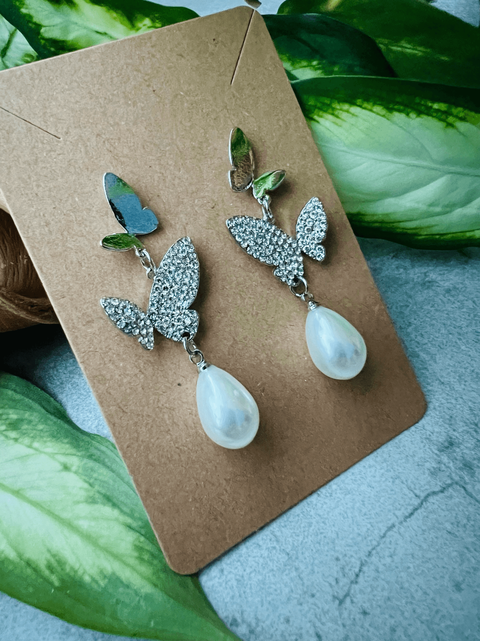 Boucles d’oreilles CATHIA papillons argentés, strass et gouttes perles - Créations Uniques