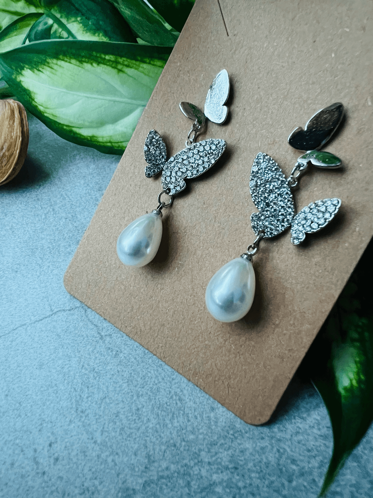 Boucles d’oreilles CATHIA papillons argentés, strass et gouttes perles - Créations Uniques